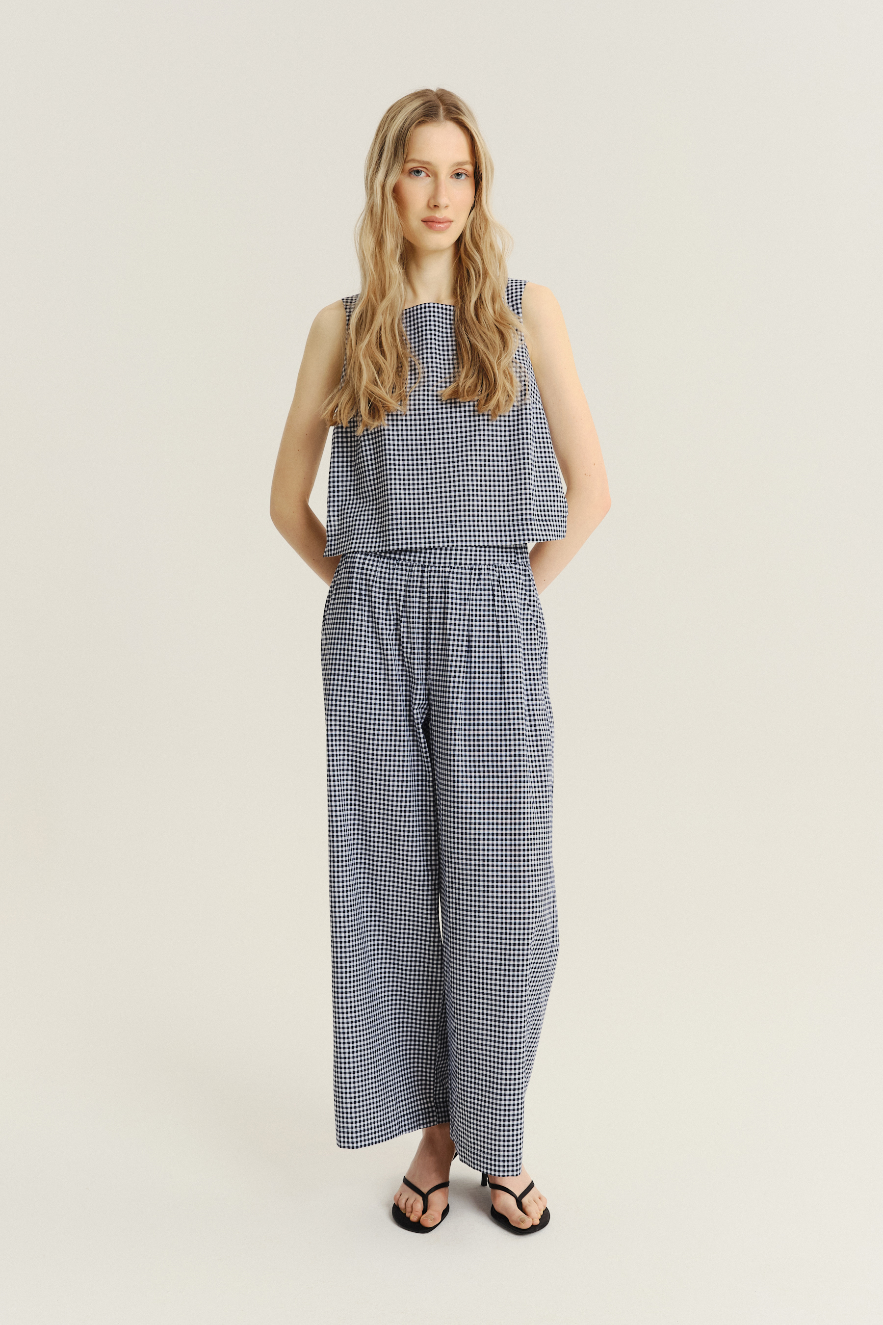 Bawełniano-wiskozowe spodnie w kratę vichy 