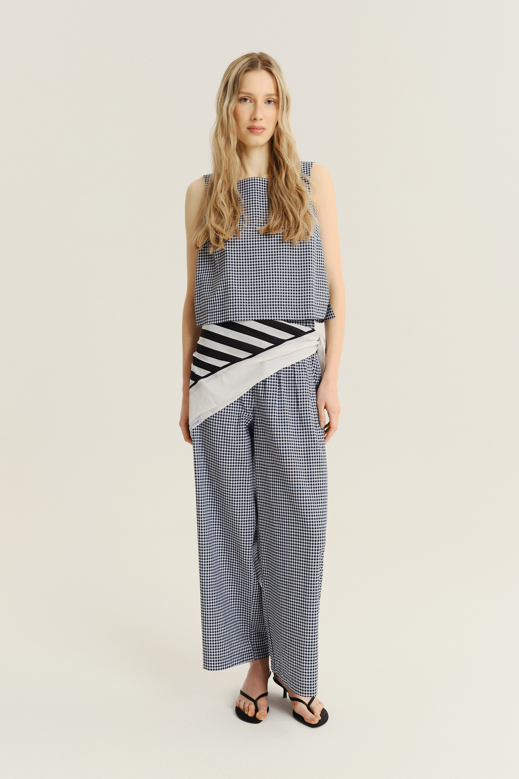 Bawełniano-wiskozowe spodnie w kratę vichy 