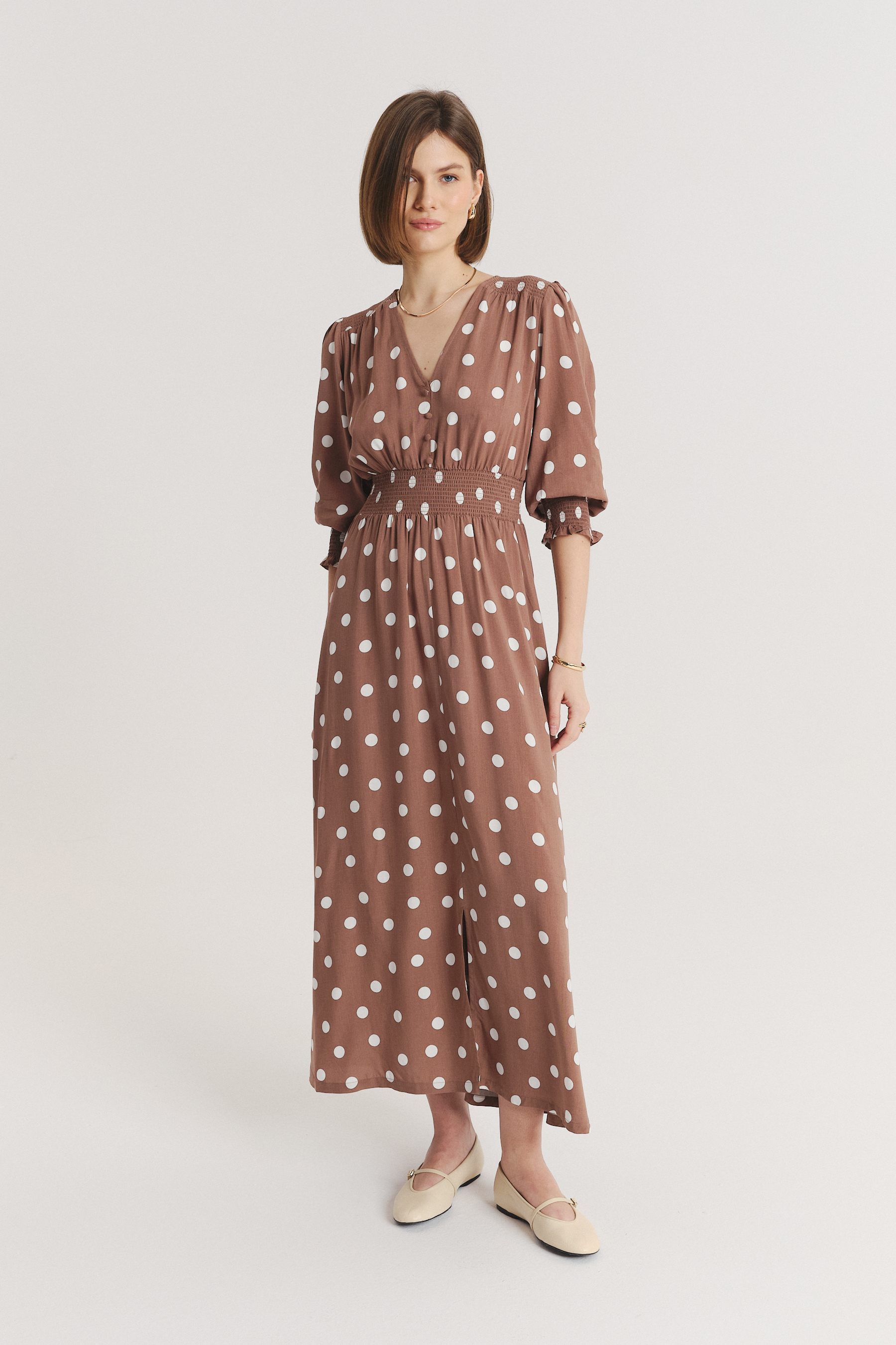 Jasnobrązowa sukienka w kropki