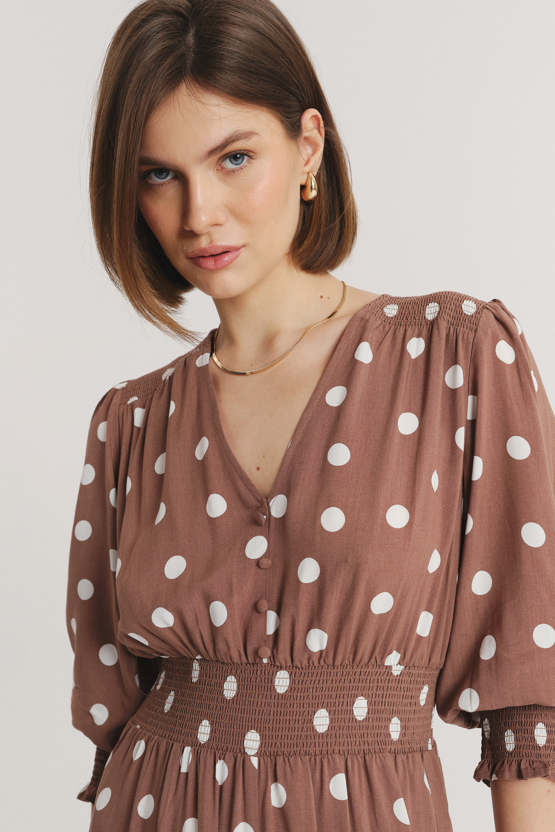 Jasnobrązowa sukienka w kropki