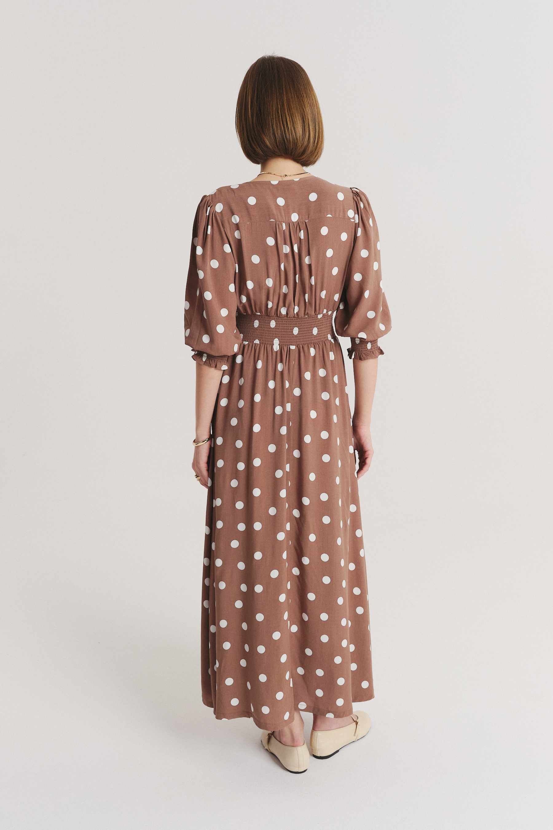 Jasnobrązowa sukienka w kropki