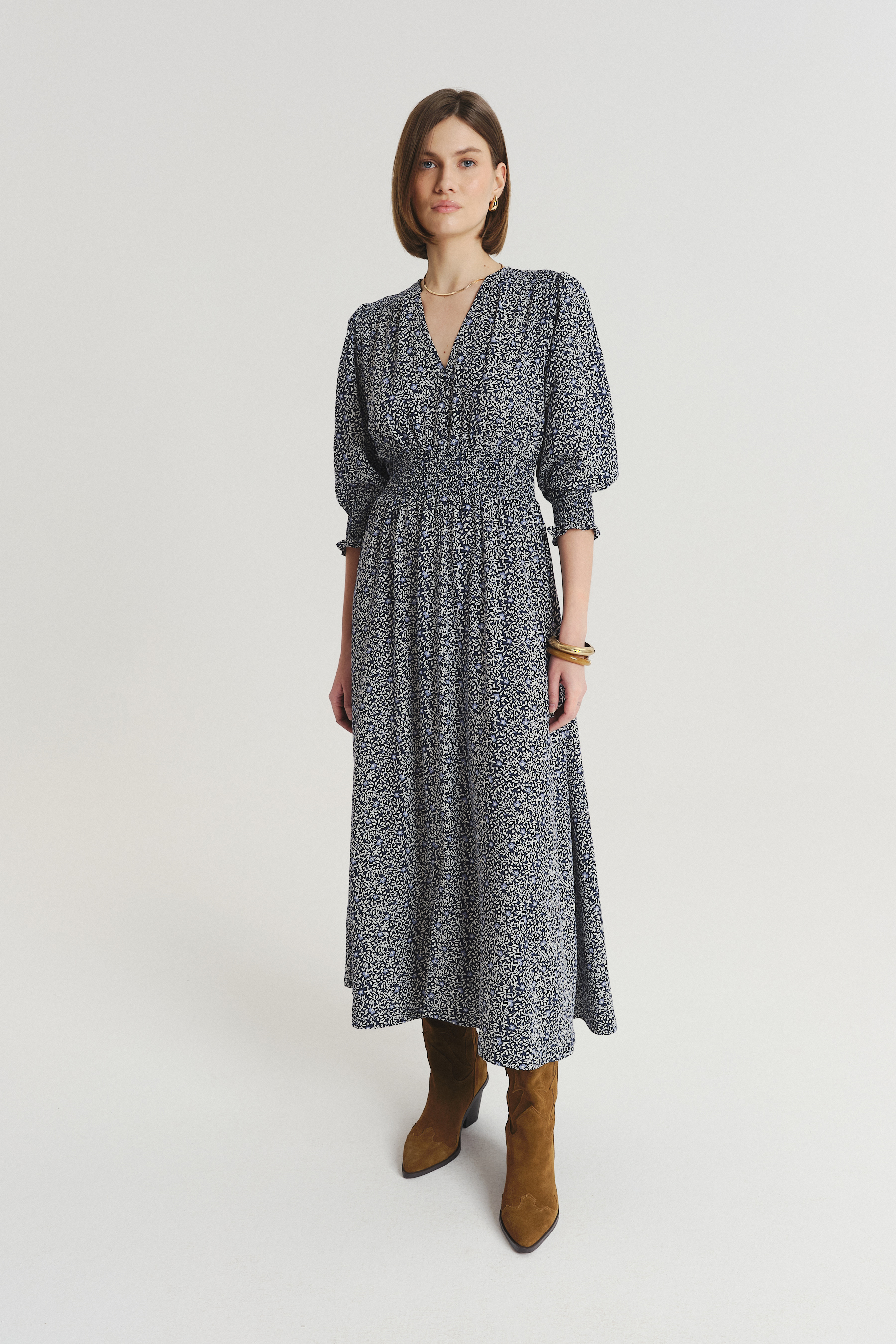 Wzorzysta sukienka midi z podkreśloną talią