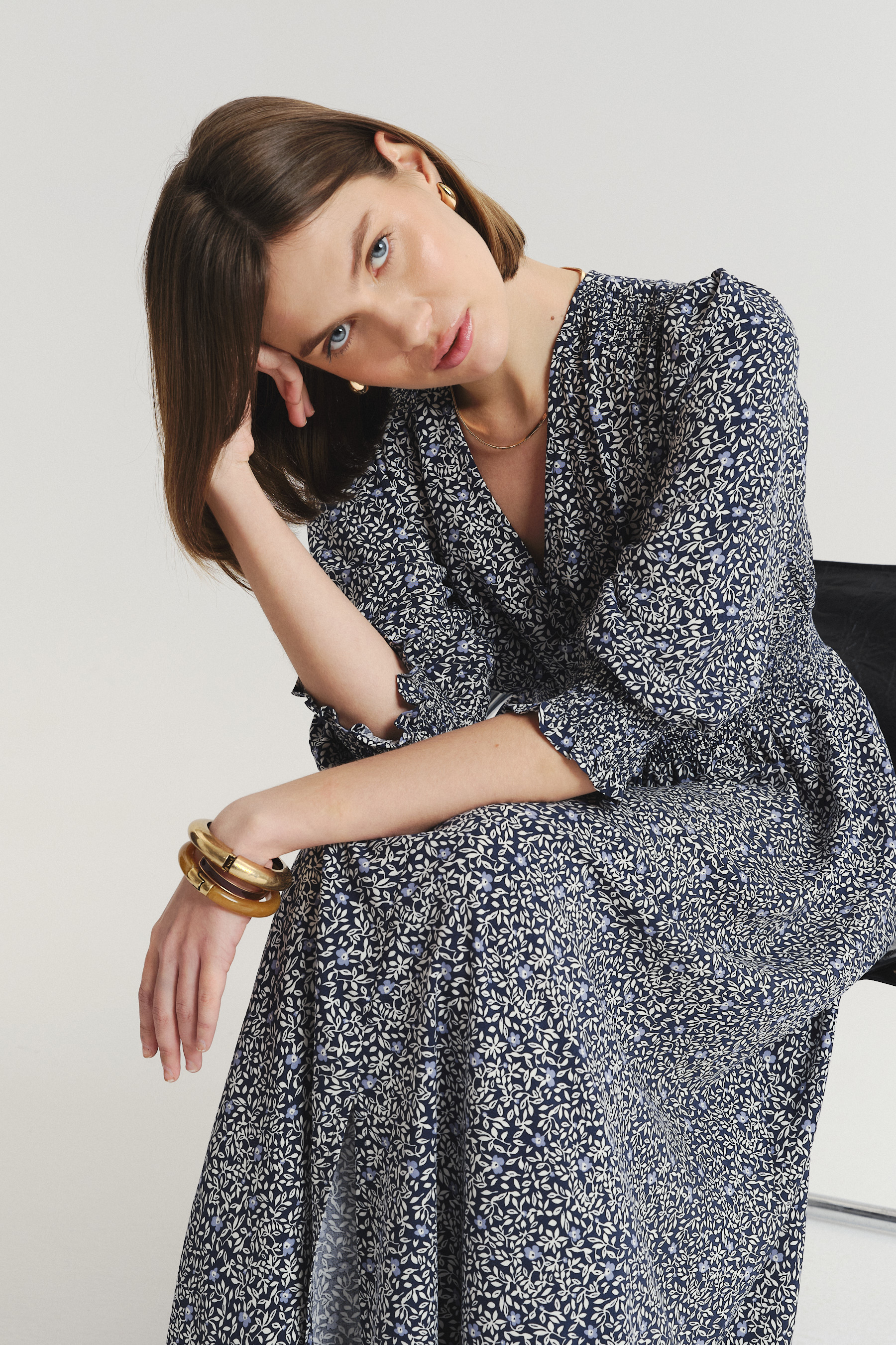 Wzorzysta sukienka midi z podkreśloną talią