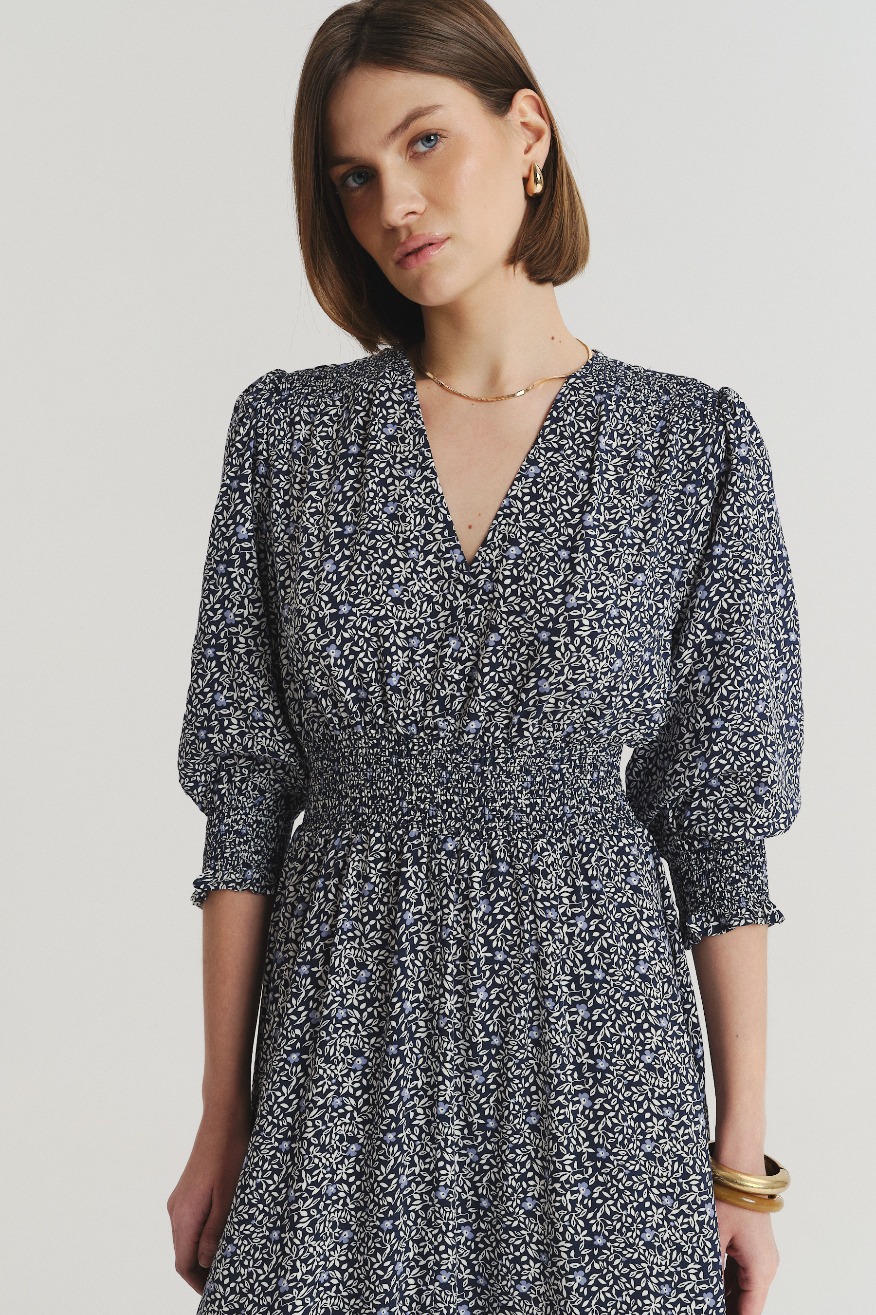 Wzorzysta sukienka midi z podkreśloną talią