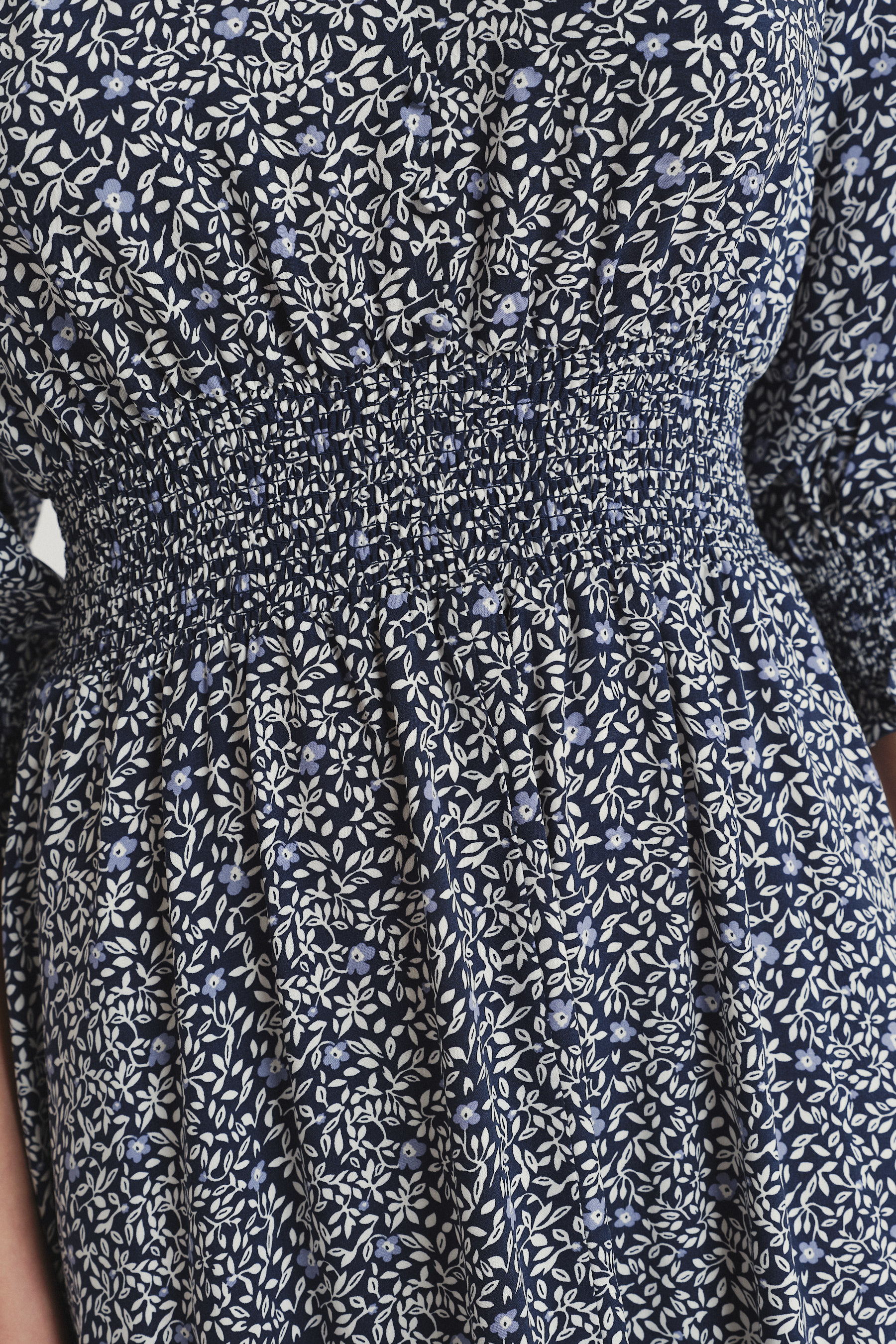 Wzorzysta sukienka midi z podkreśloną talią