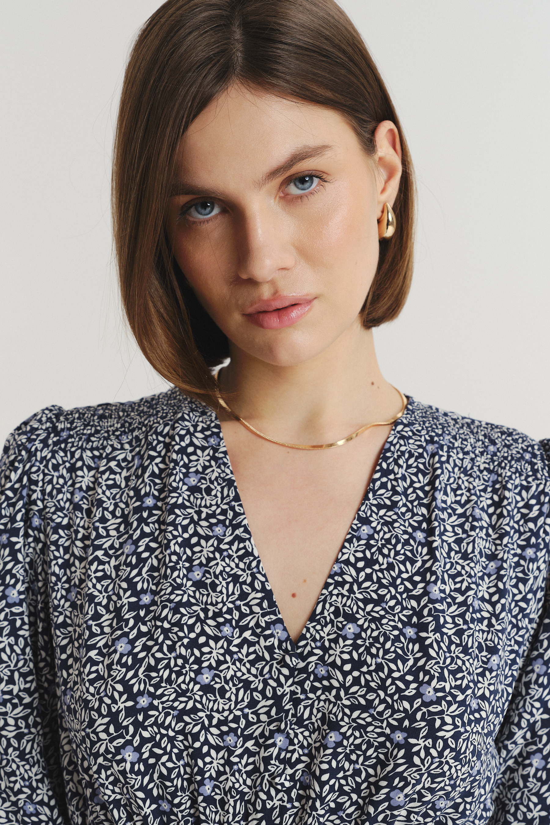 Wzorzysta sukienka midi z podkreśloną talią