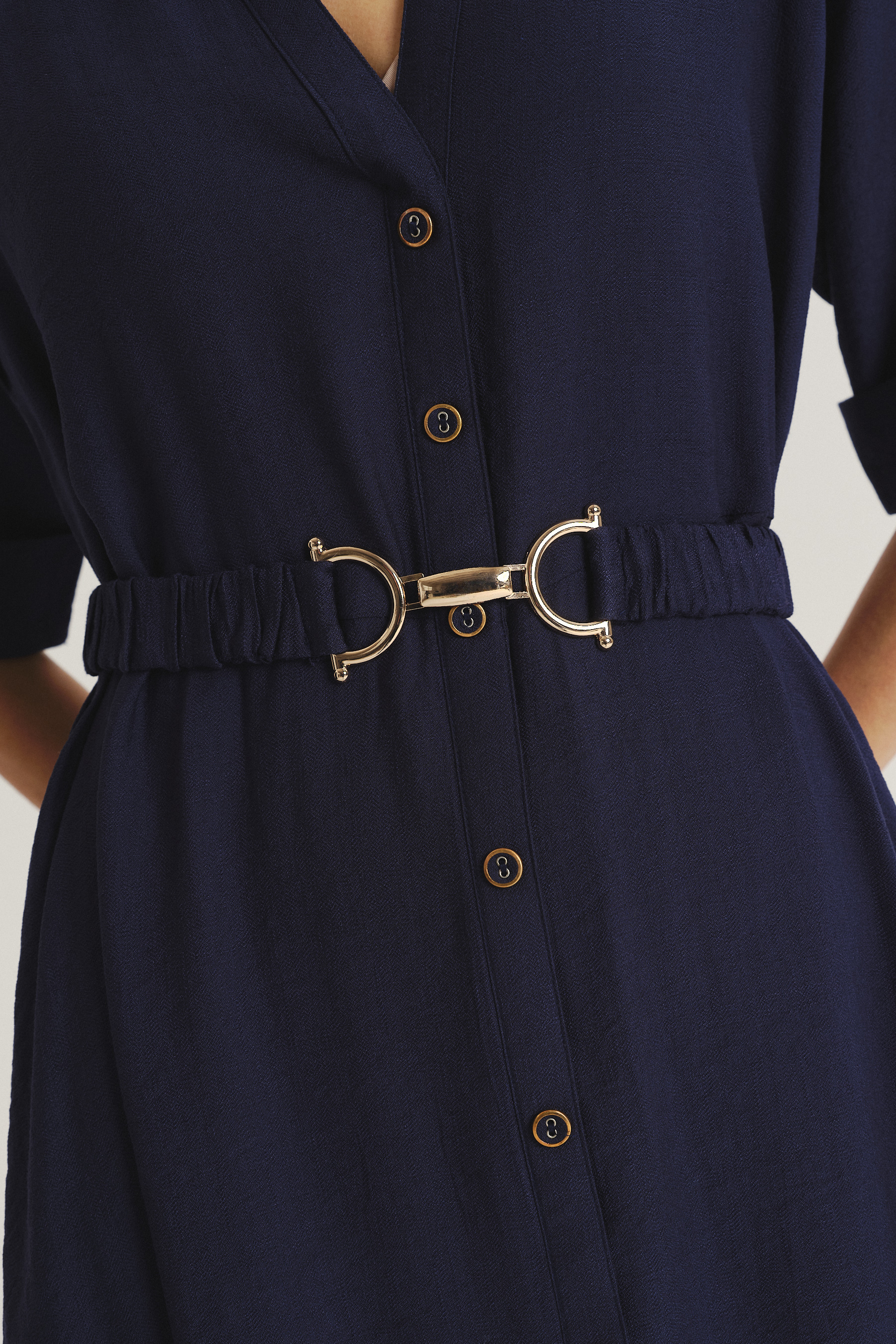 Granatowa szmizjerka z efektownym paskiem