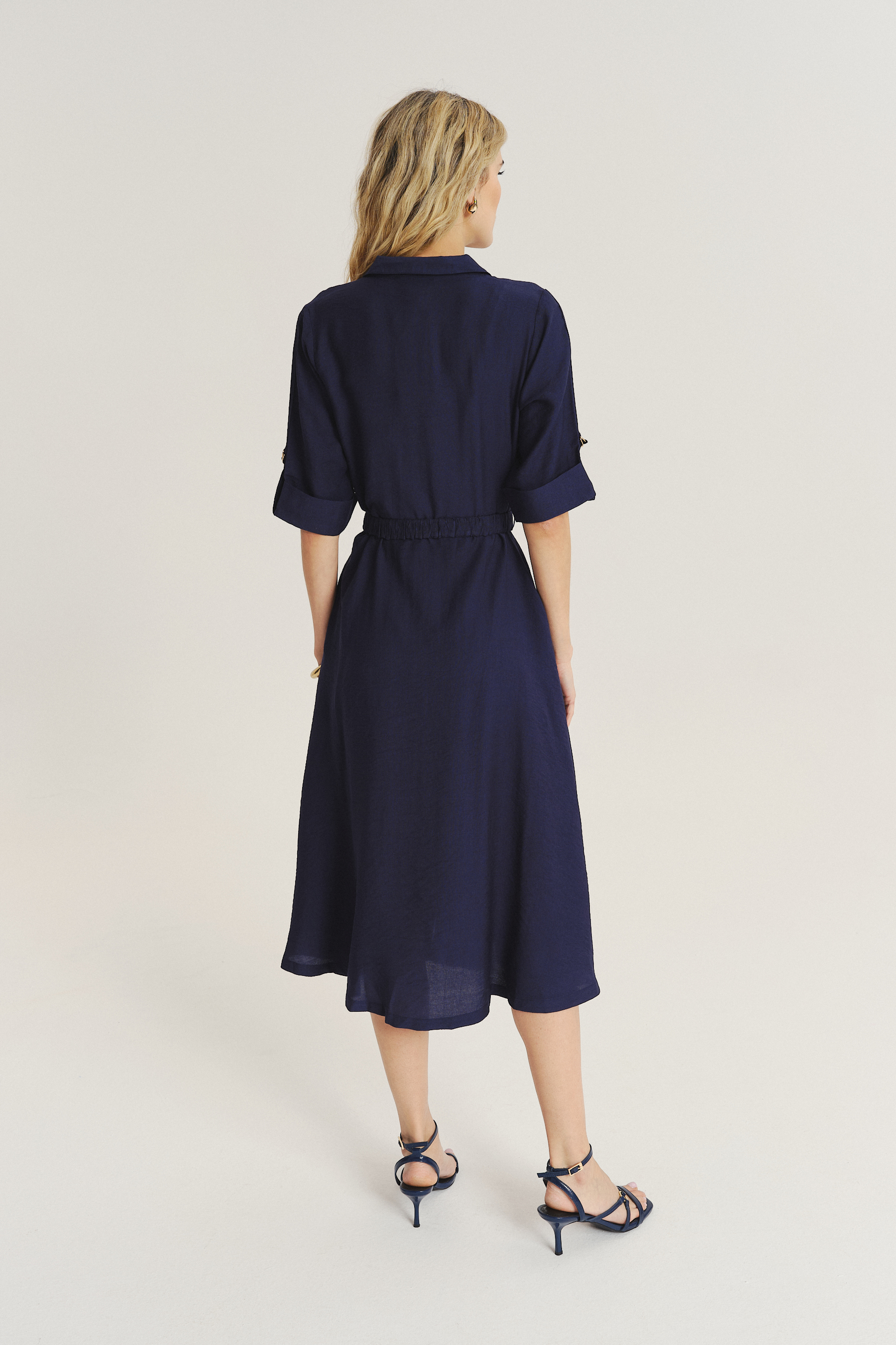 Granatowa szmizjerka z efektownym paskiem