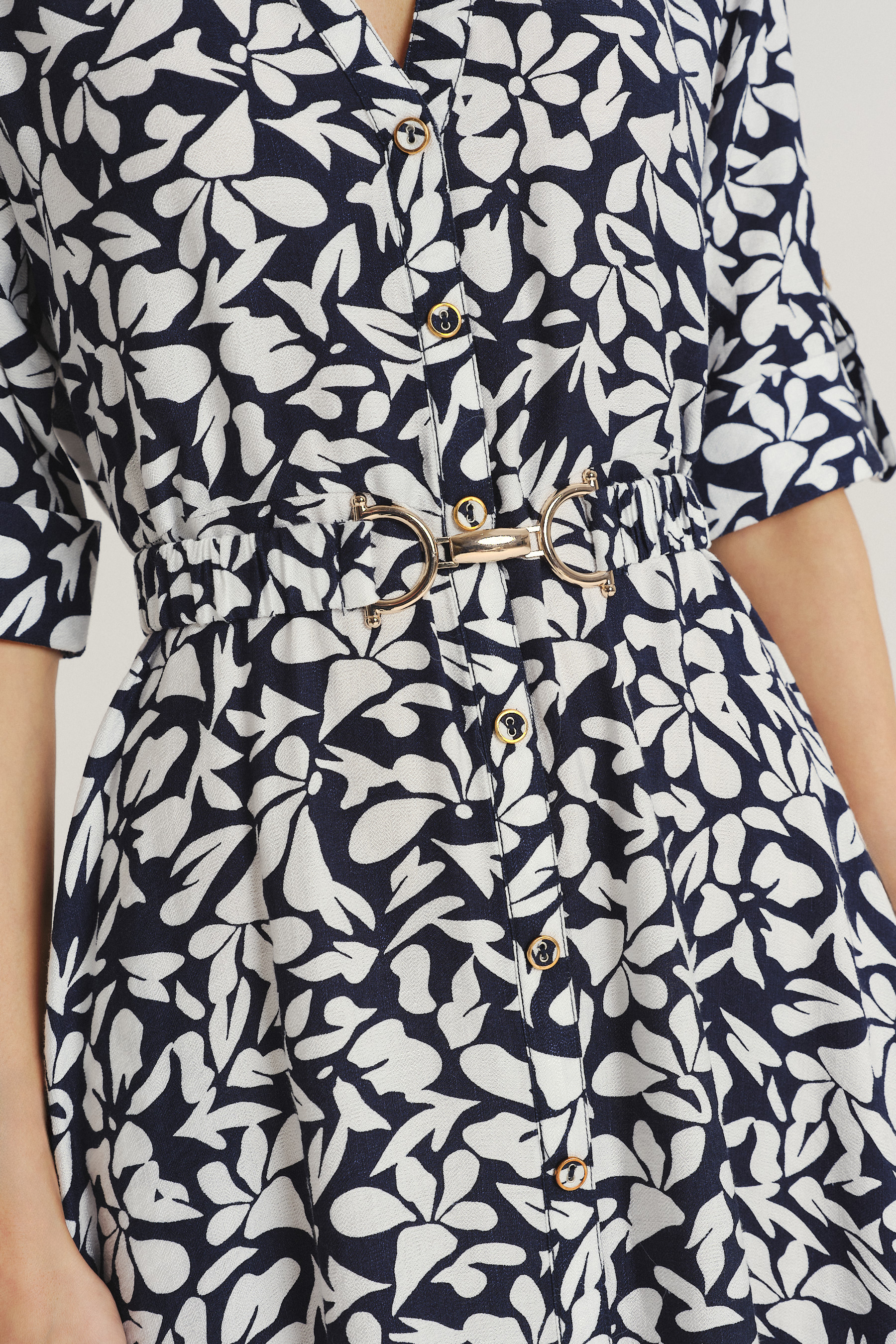 Wiskozowa szmizjerka midi z nadrukiem w kwiaty