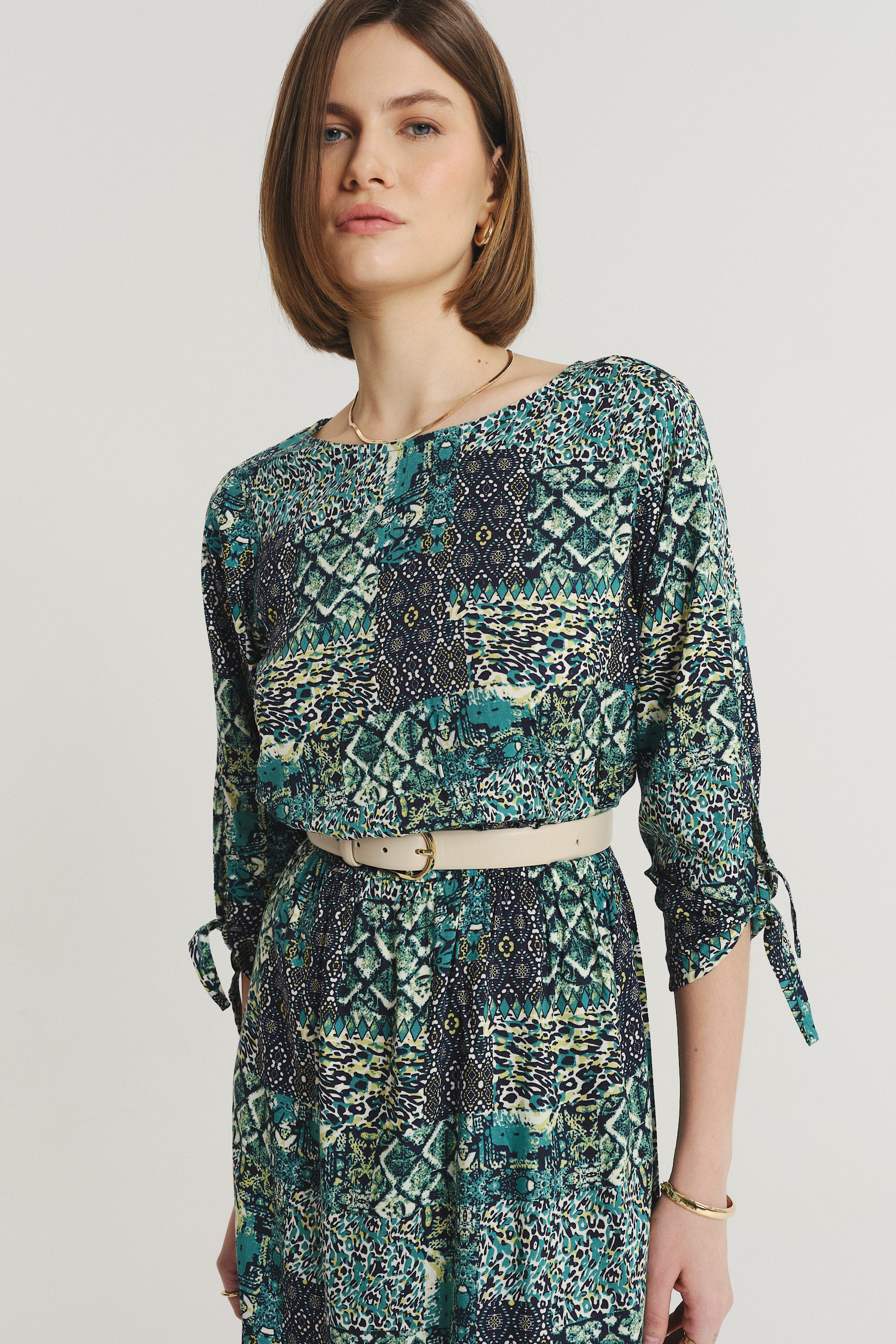 Efektowna zielona sukienka print etno