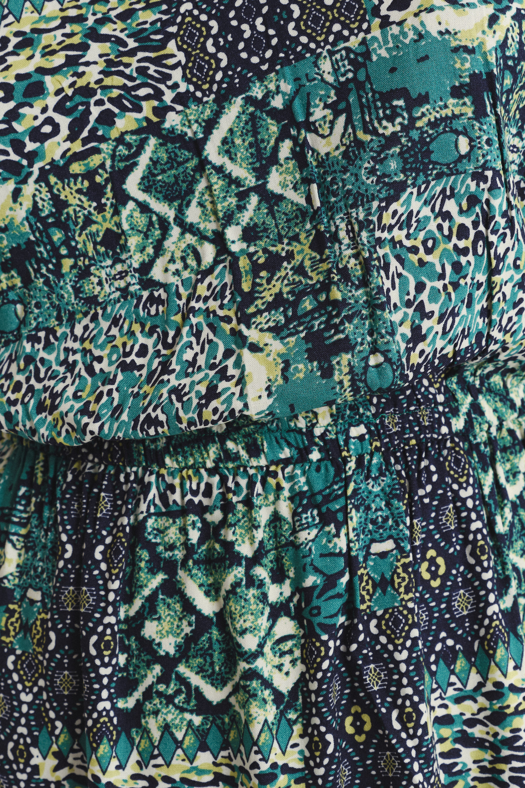 Efektowna zielona sukienka print etno