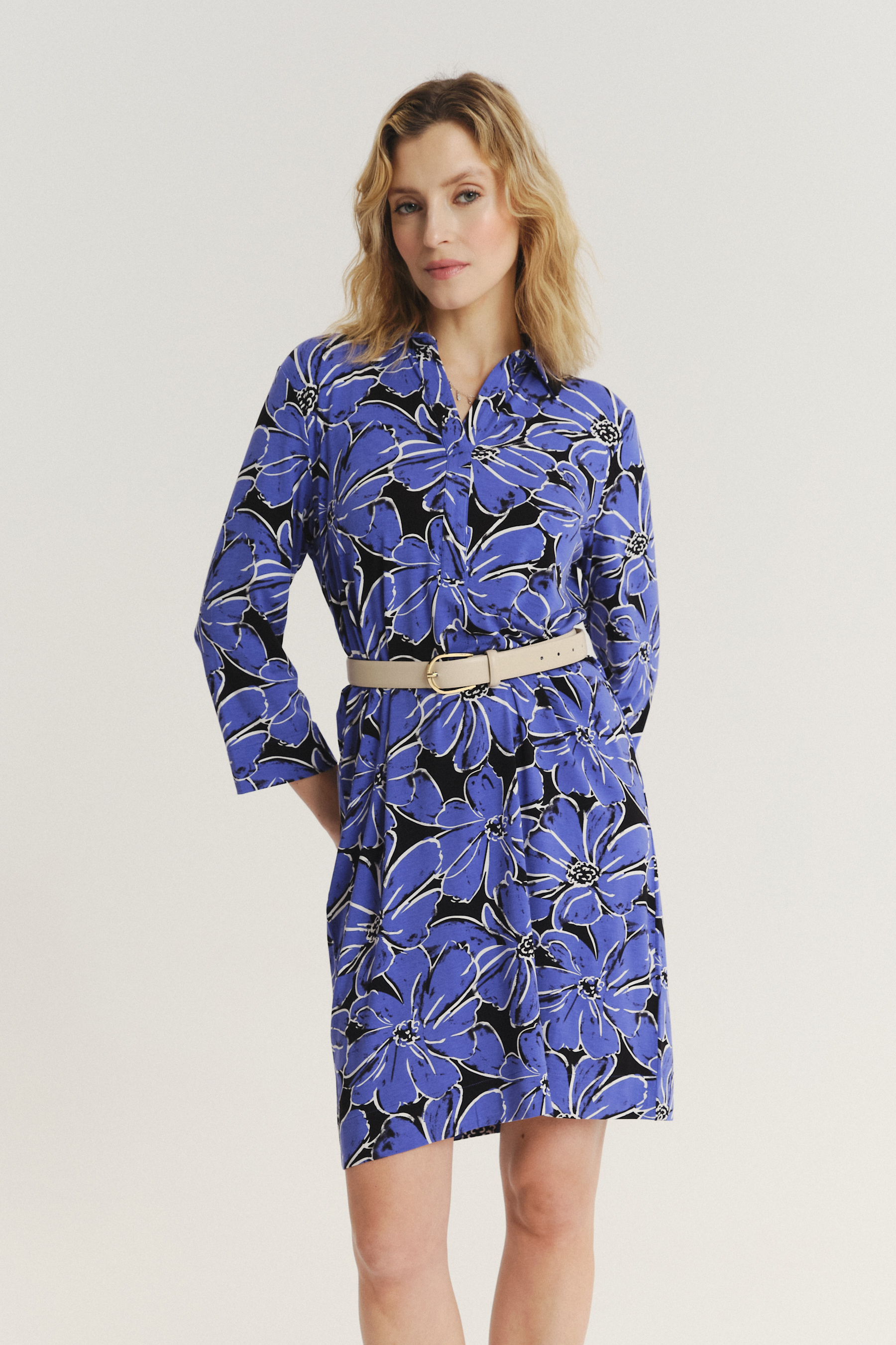 Niebiesko-czarna sukienka w kwiaty