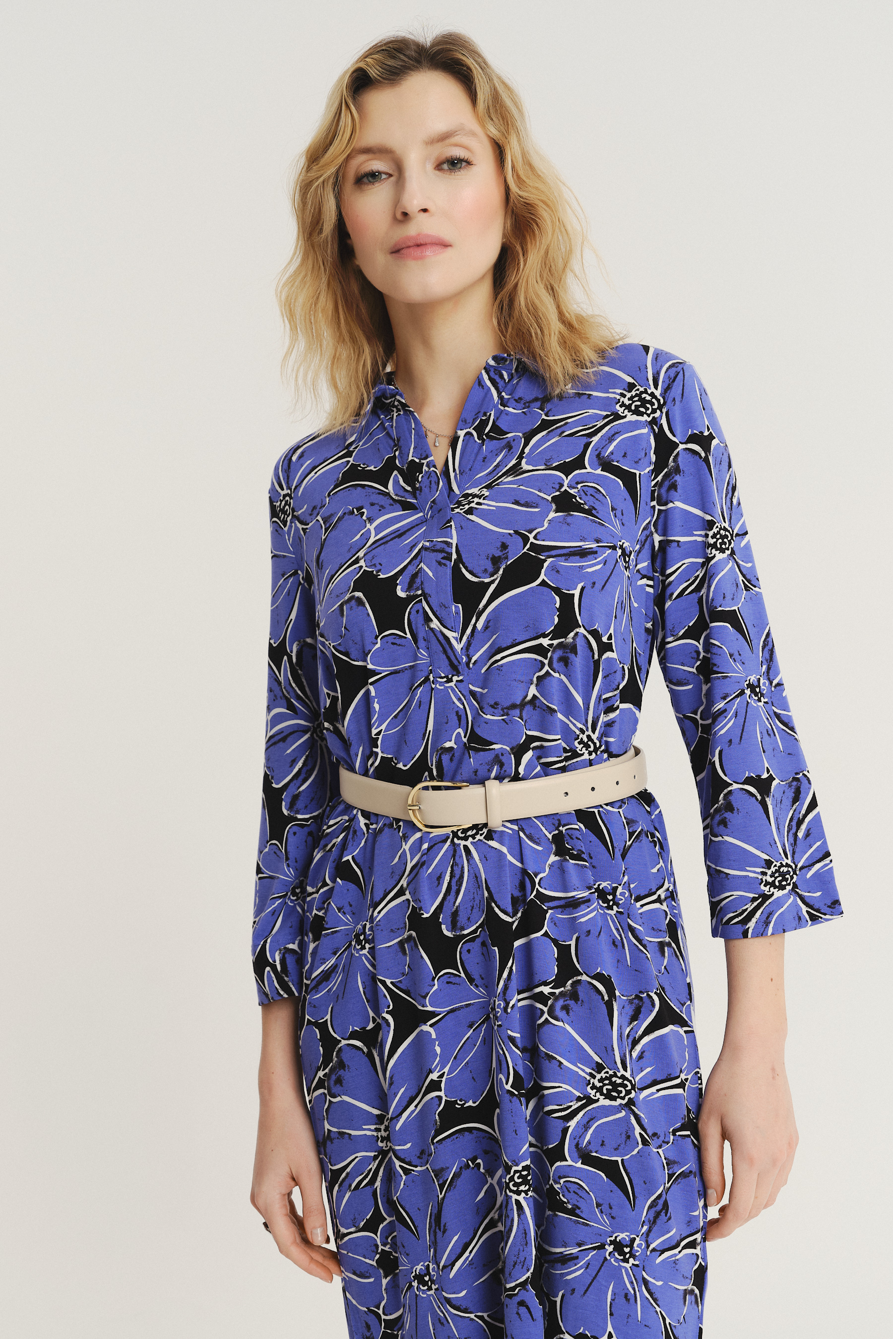 Niebiesko-czarna sukienka w kwiaty