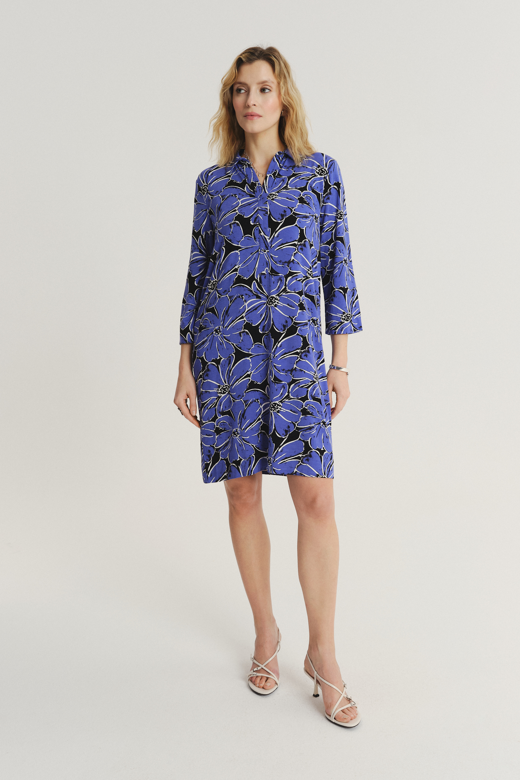 Niebiesko-czarna sukienka w kwiaty