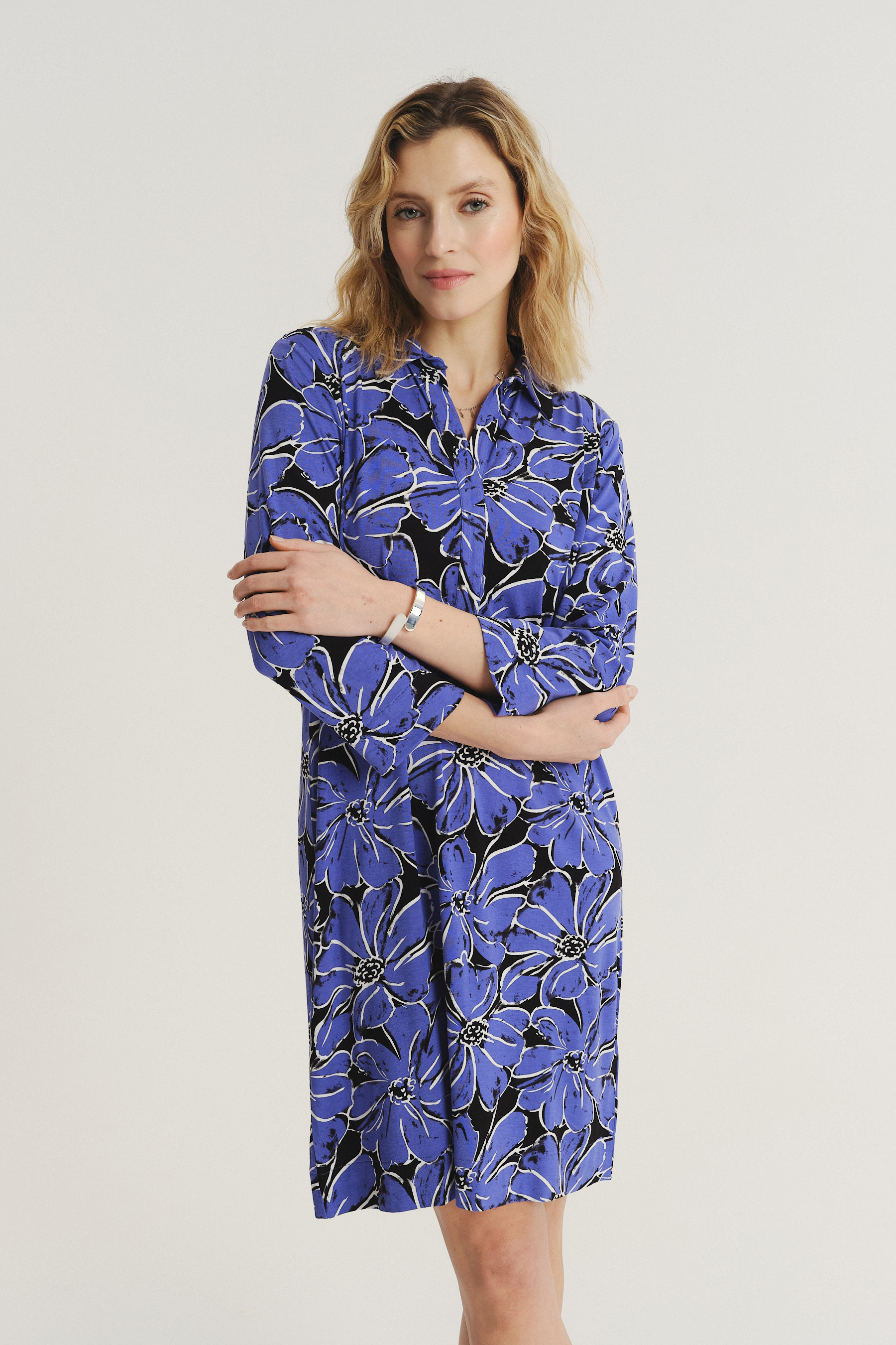 Niebiesko-czarna sukienka w kwiaty