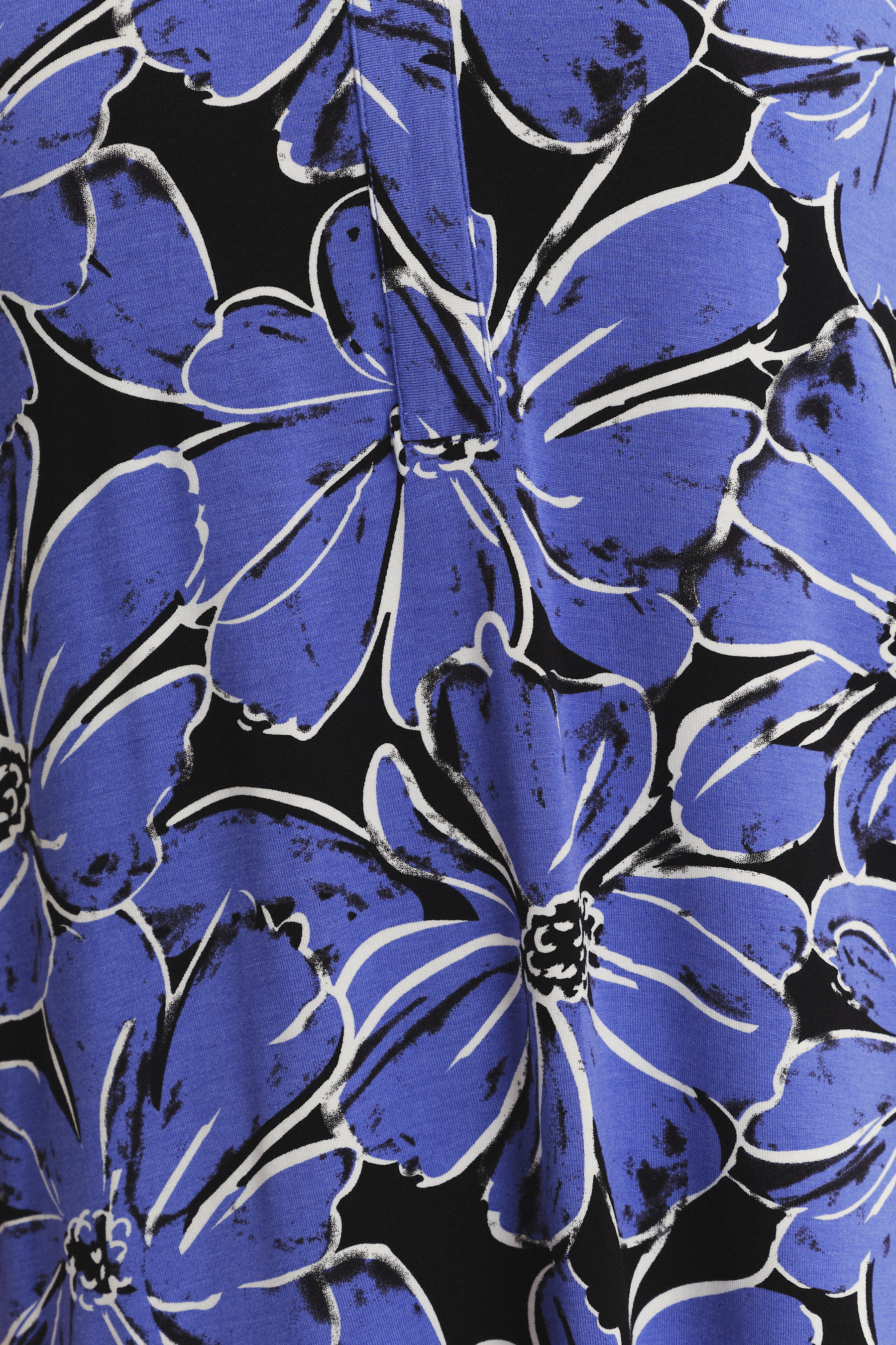 Niebiesko-czarna sukienka w kwiaty