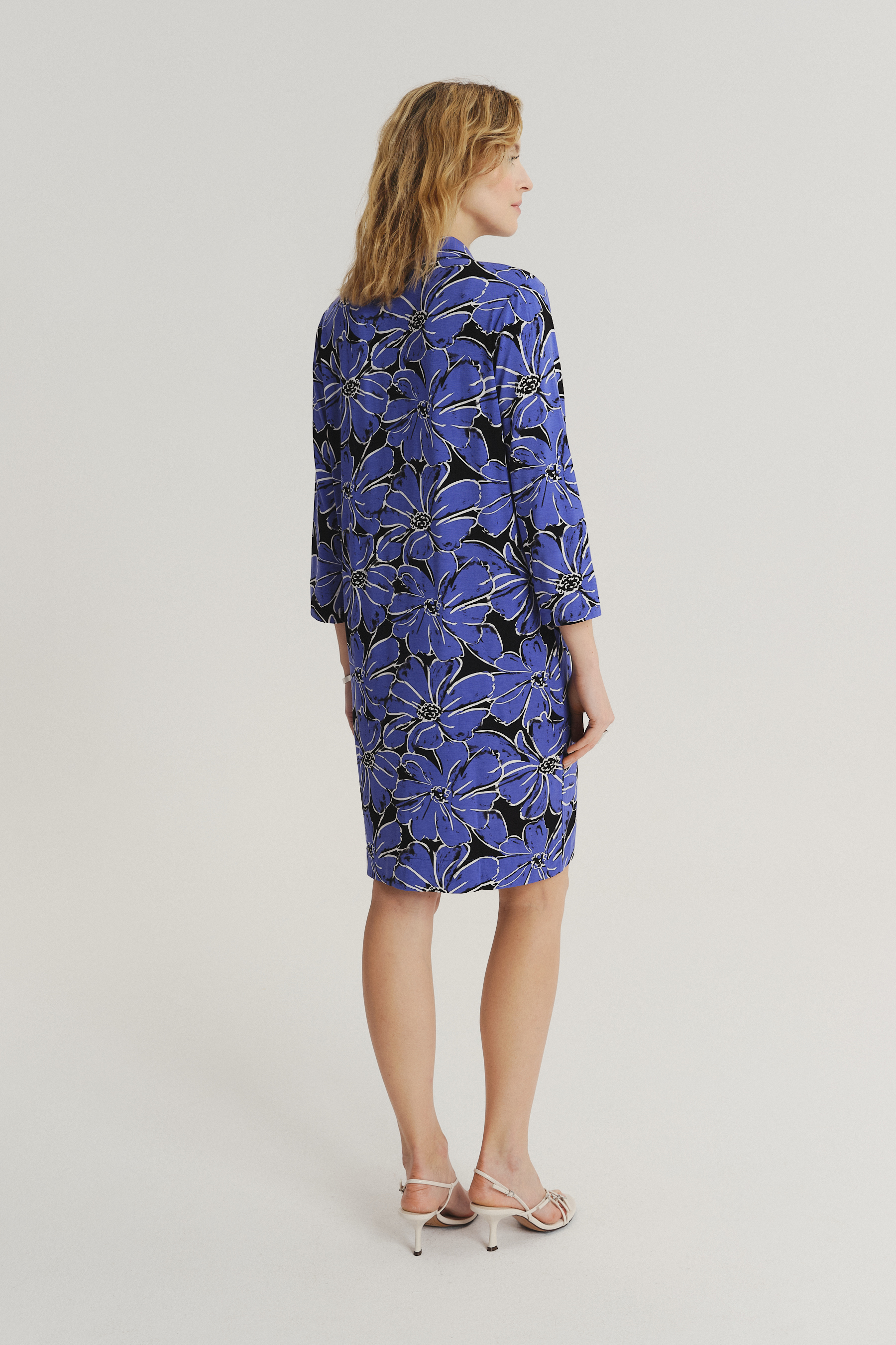 Niebiesko-czarna sukienka w kwiaty