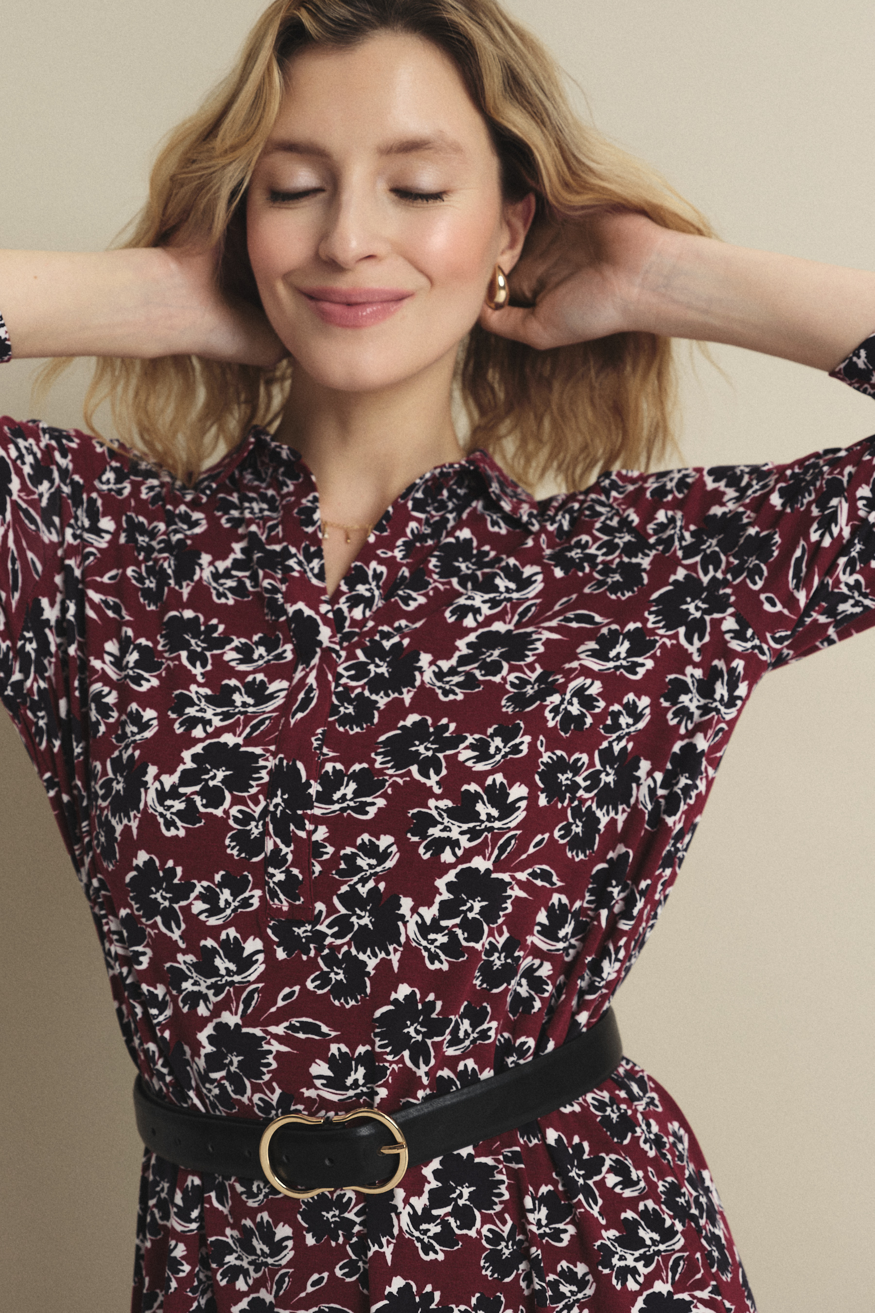 Luźna sukienka z nadrukiem w drobne kwiaty