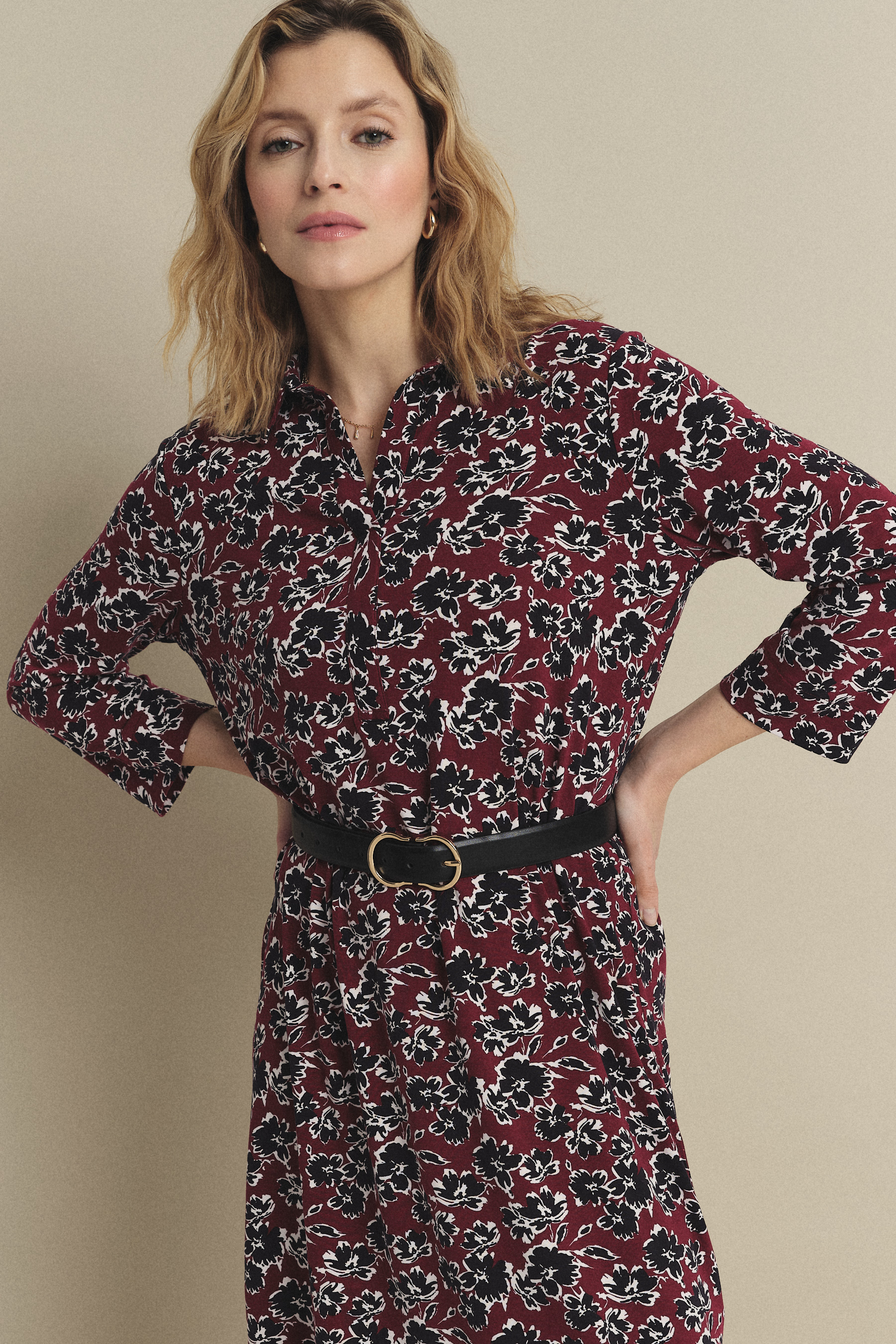 Luźna sukienka z nadrukiem w drobne kwiaty