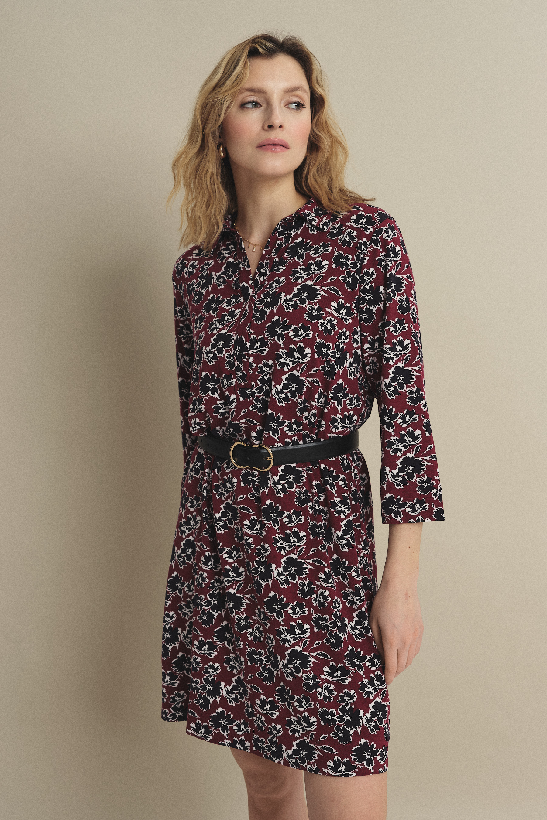 Luźna sukienka z nadrukiem w drobne kwiaty