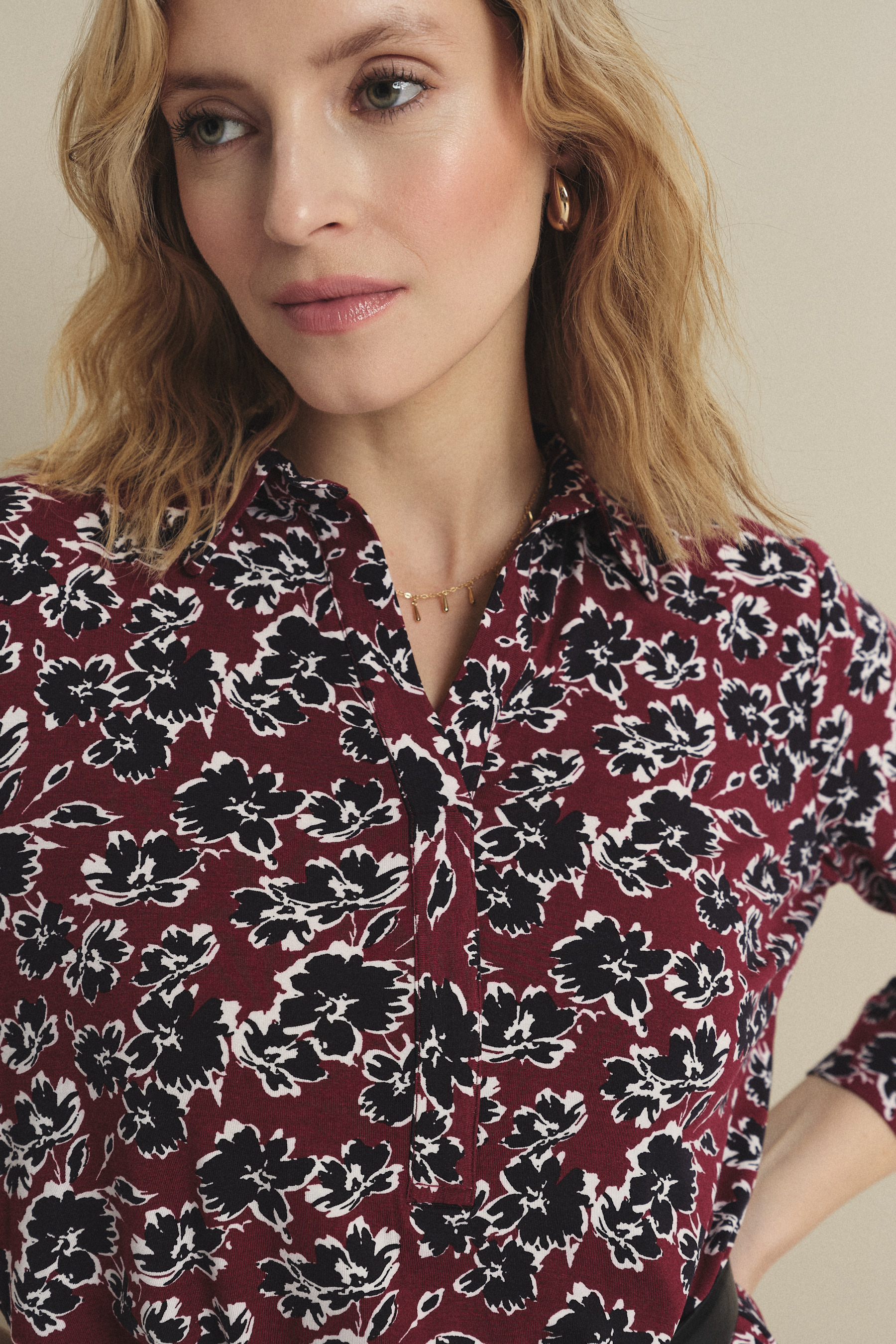 Luźna sukienka z nadrukiem w drobne kwiaty