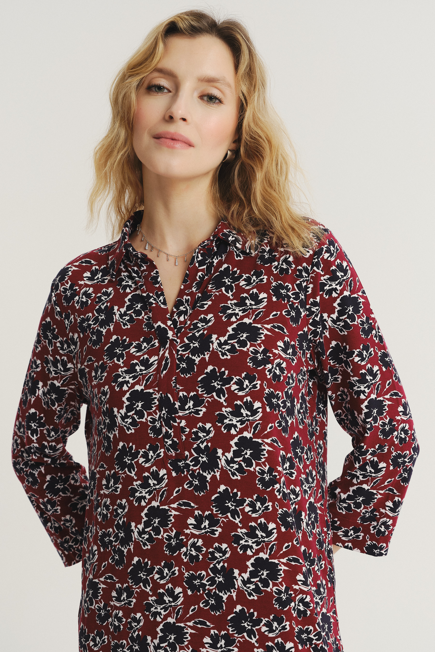 Luźna sukienka z nadrukiem w drobne kwiaty