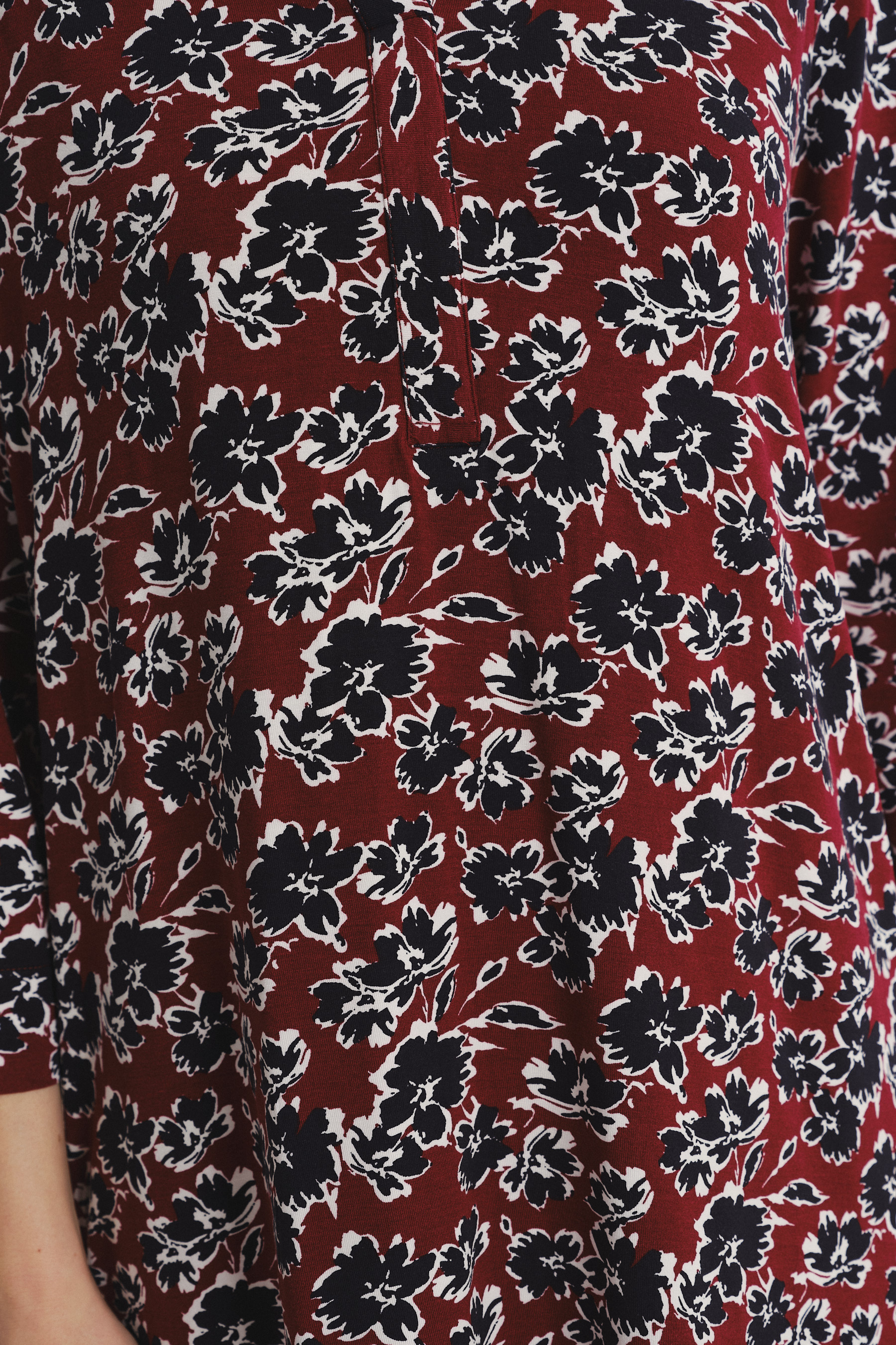 Luźna sukienka z nadrukiem w drobne kwiaty