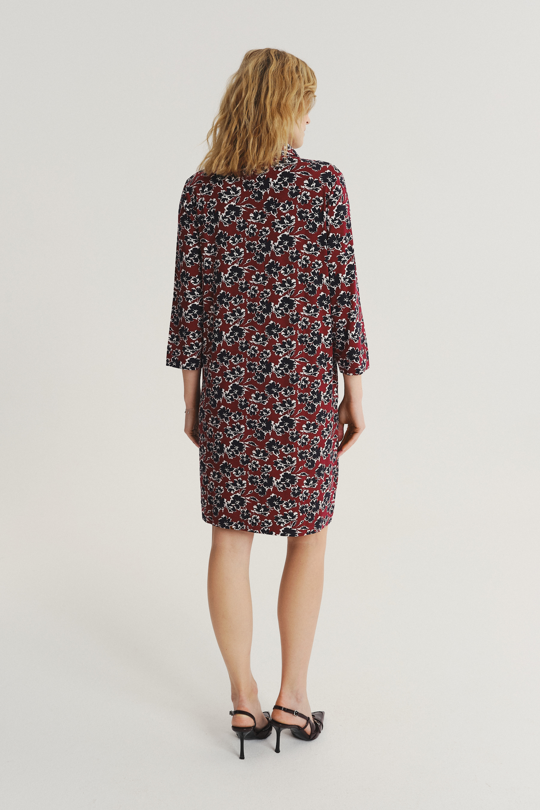 Luźna sukienka z nadrukiem w drobne kwiaty