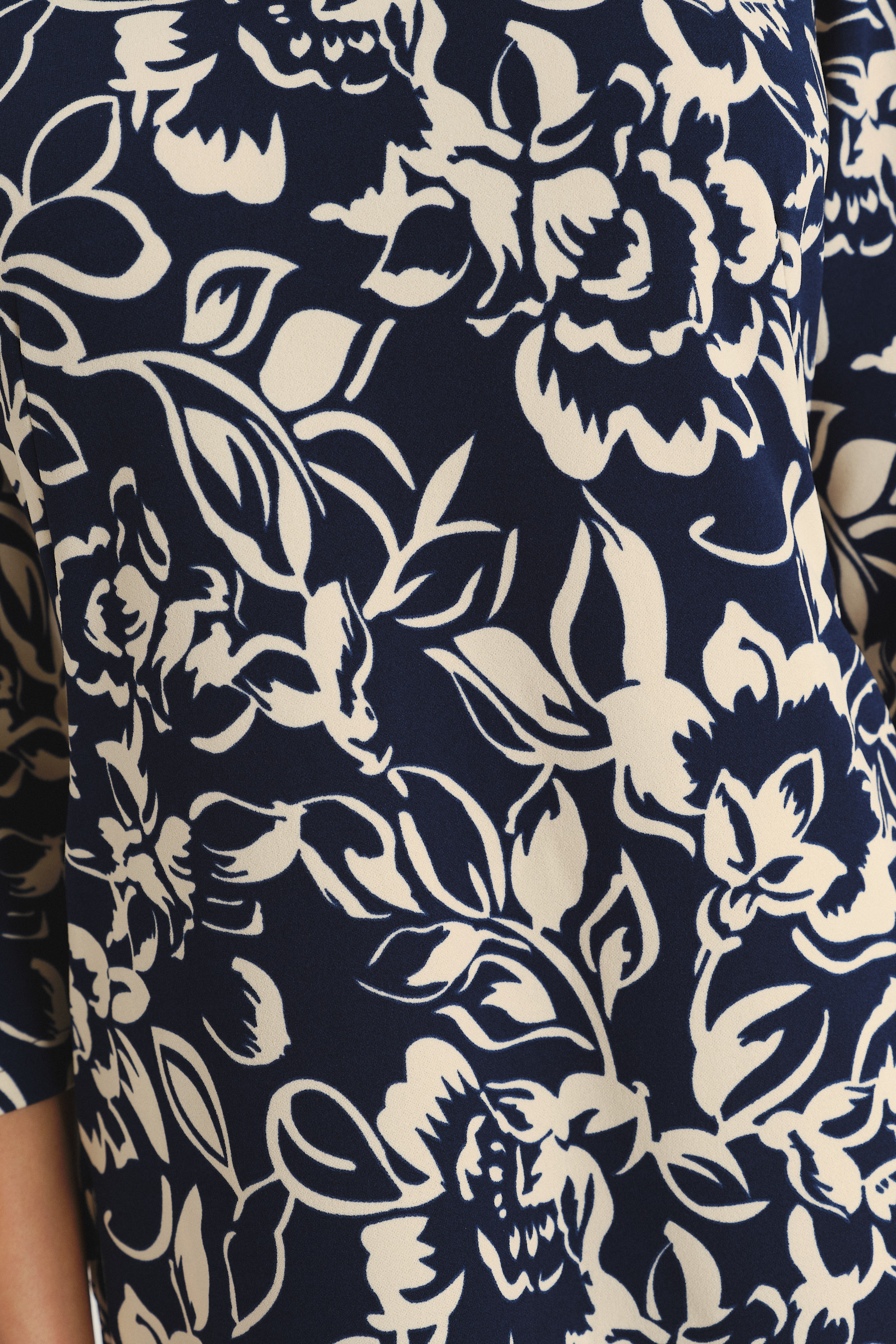 Efektowna czarna sukienka z nadrukiem w białe kwiaty 