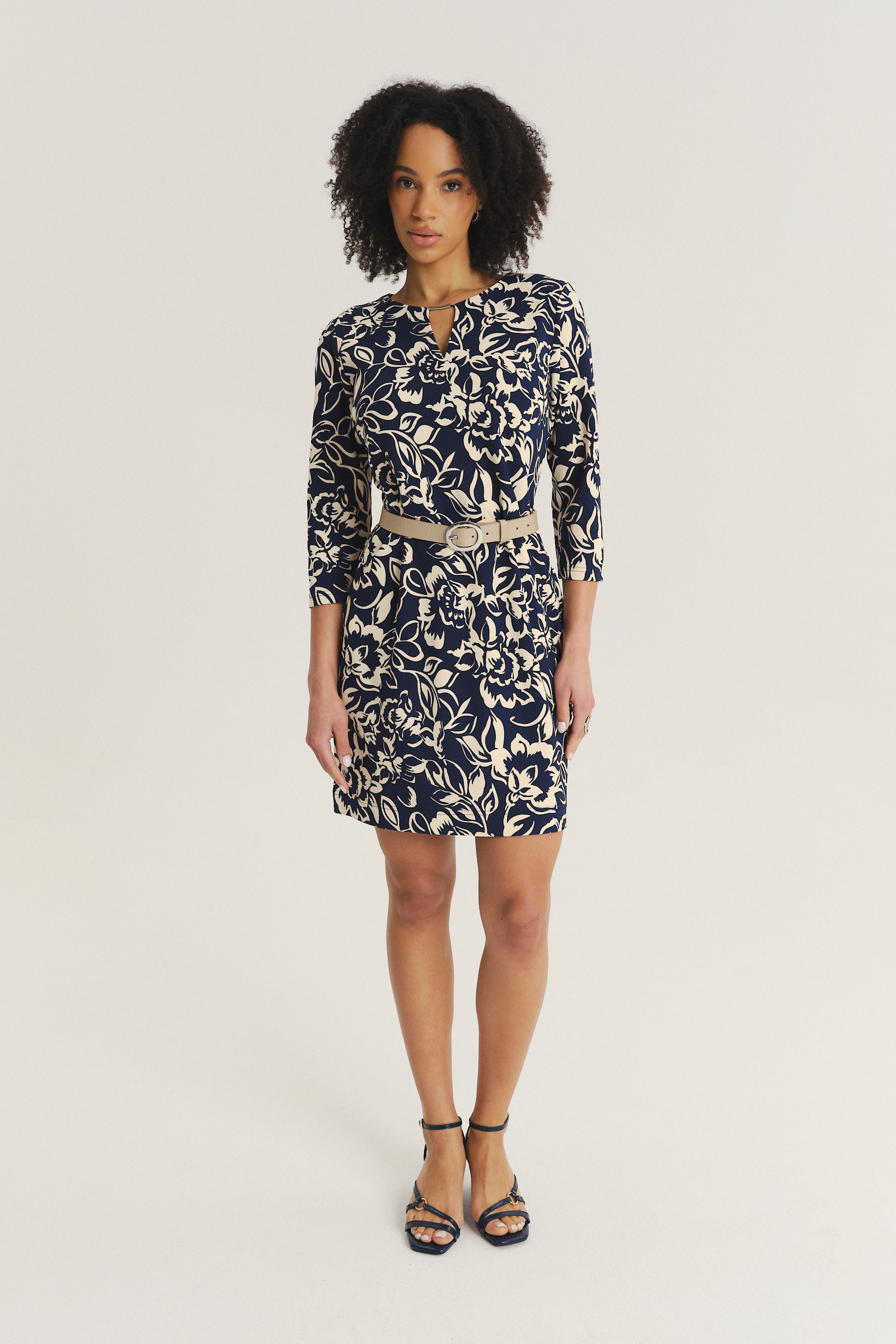 Efektowna czarna sukienka z nadrukiem w białe kwiaty 