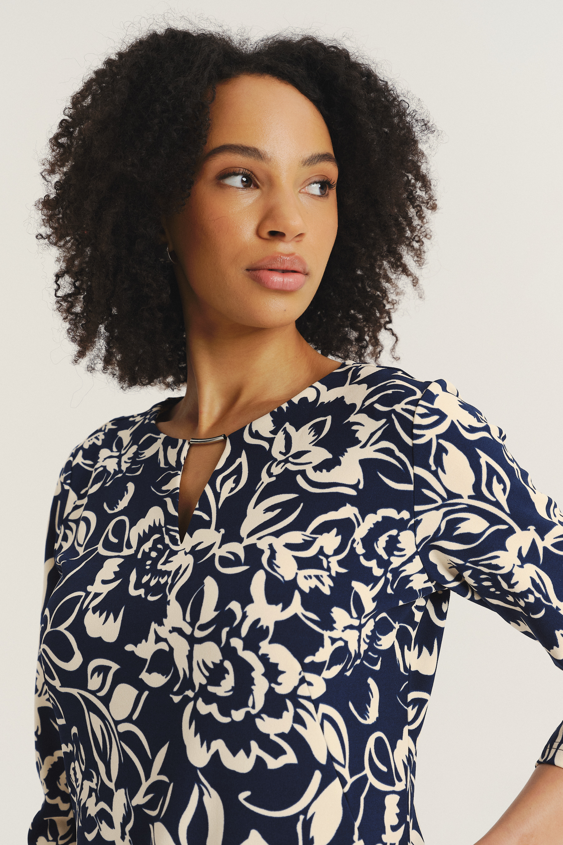 Efektowna czarna sukienka z nadrukiem w białe kwiaty 