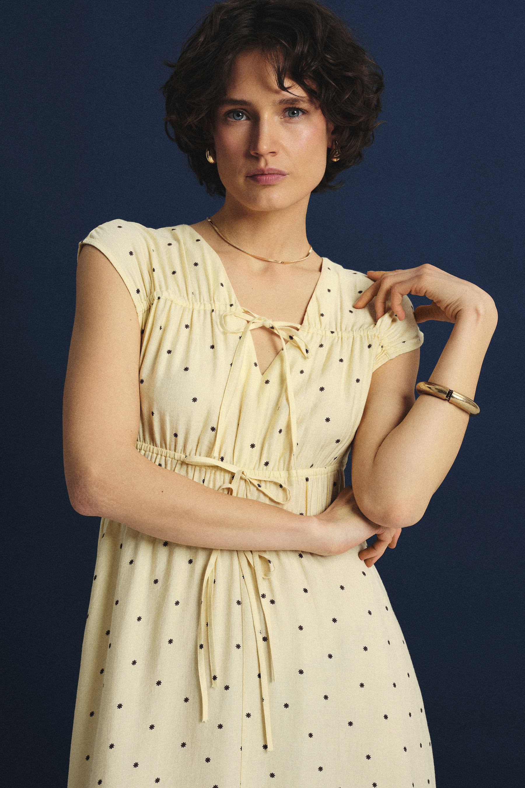 Masełkowa sukienka w drobne kropki