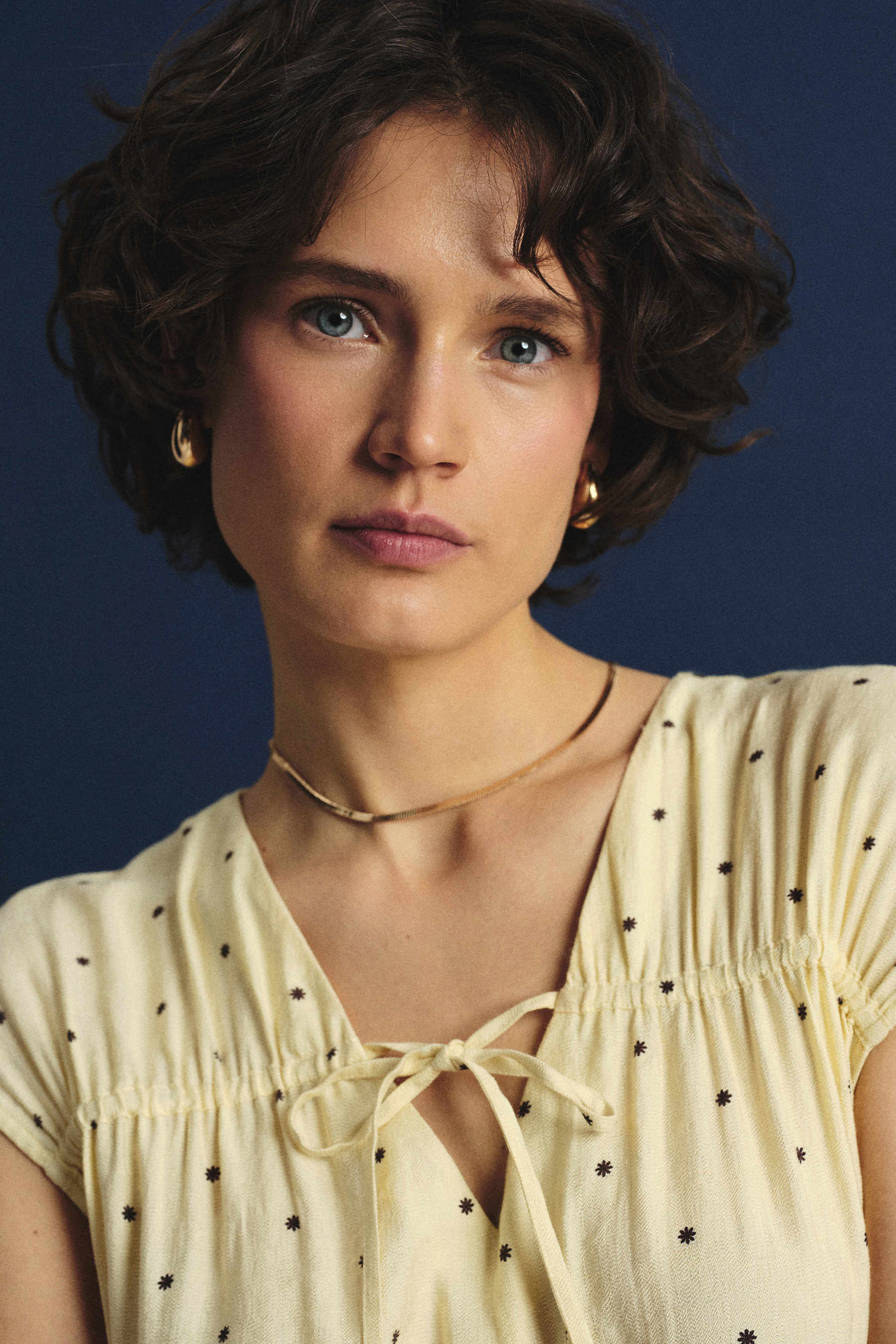 Masełkowa sukienka w drobne kropki