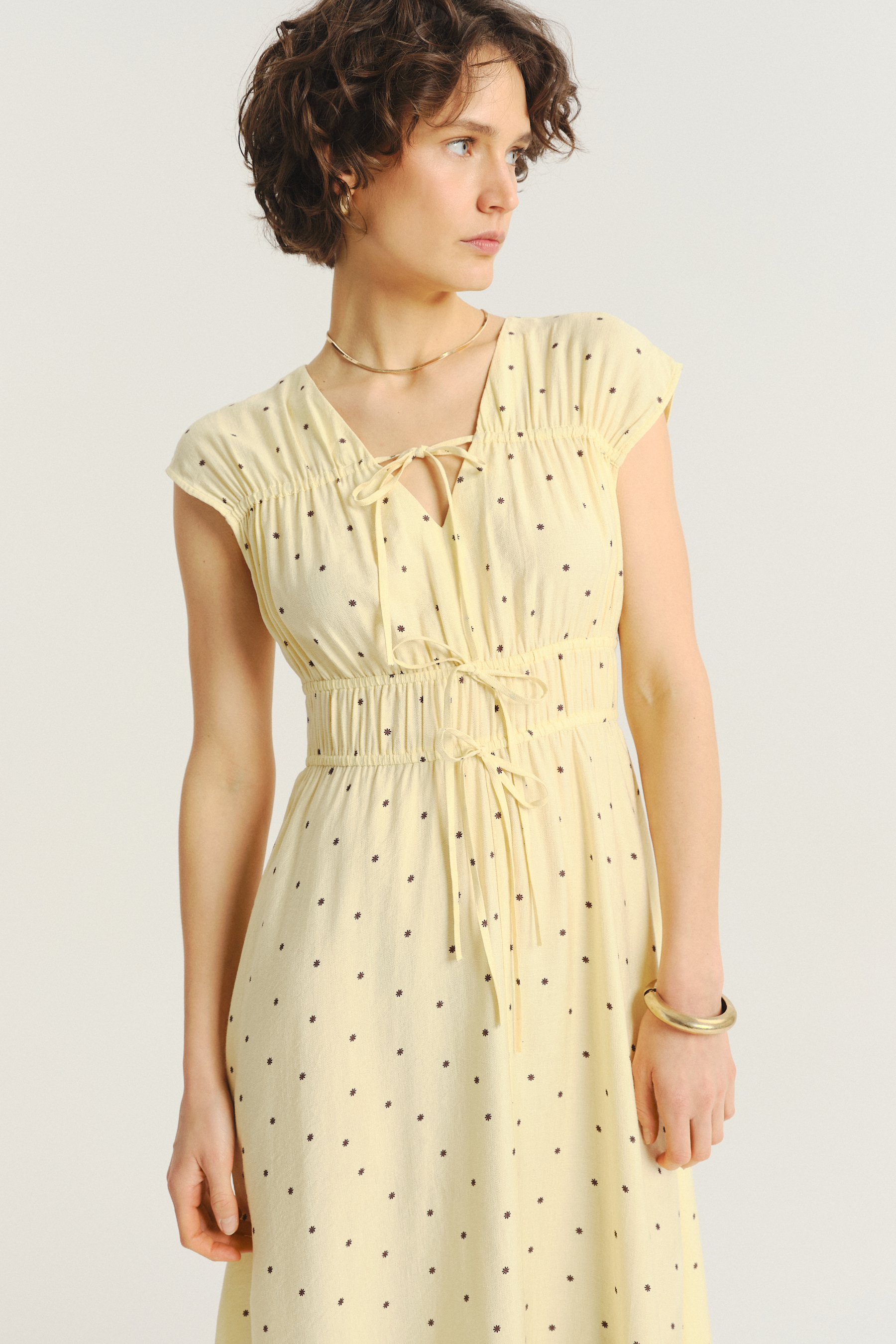 Masełkowa sukienka w drobne kropki