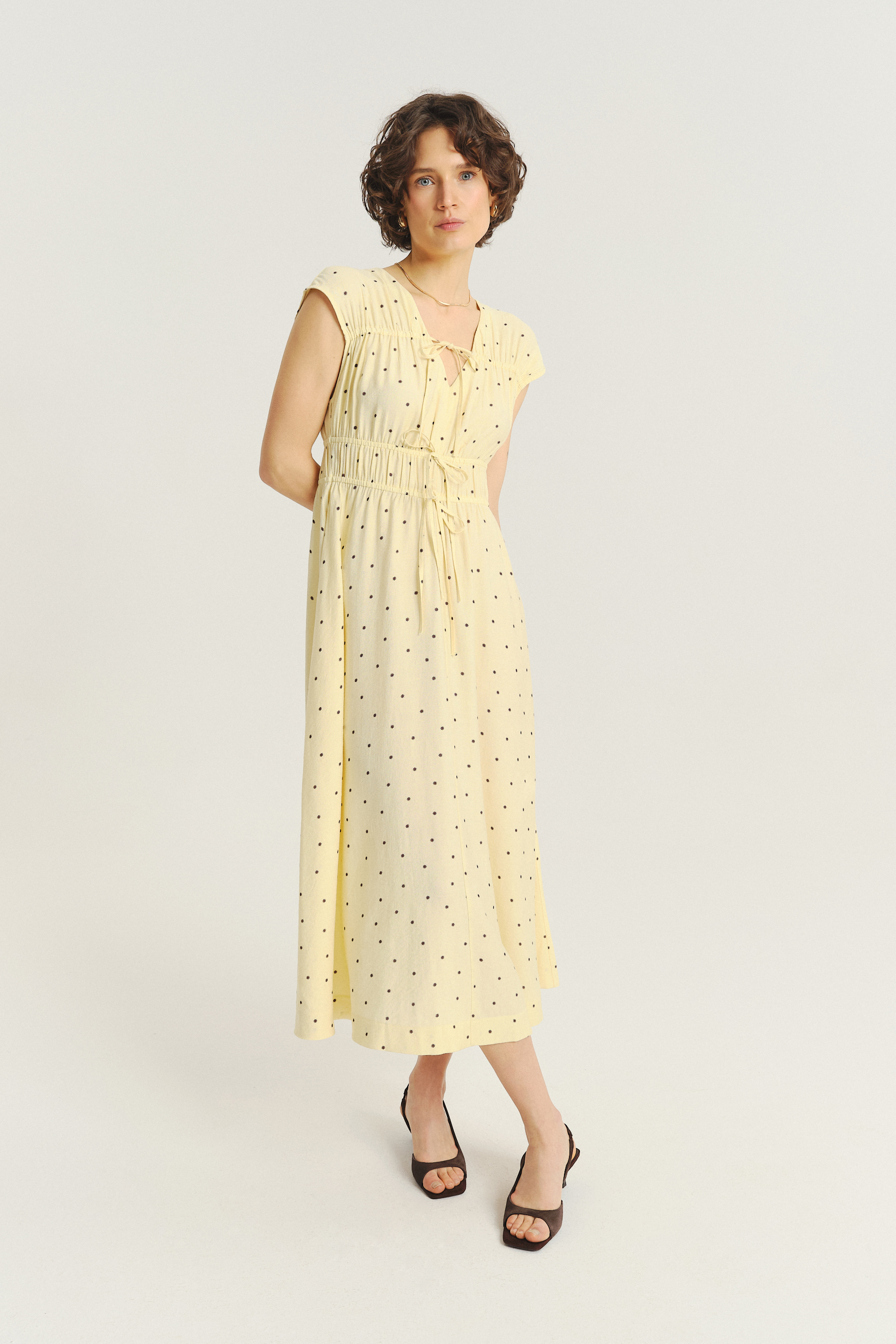 Masełkowa sukienka w drobne kropki