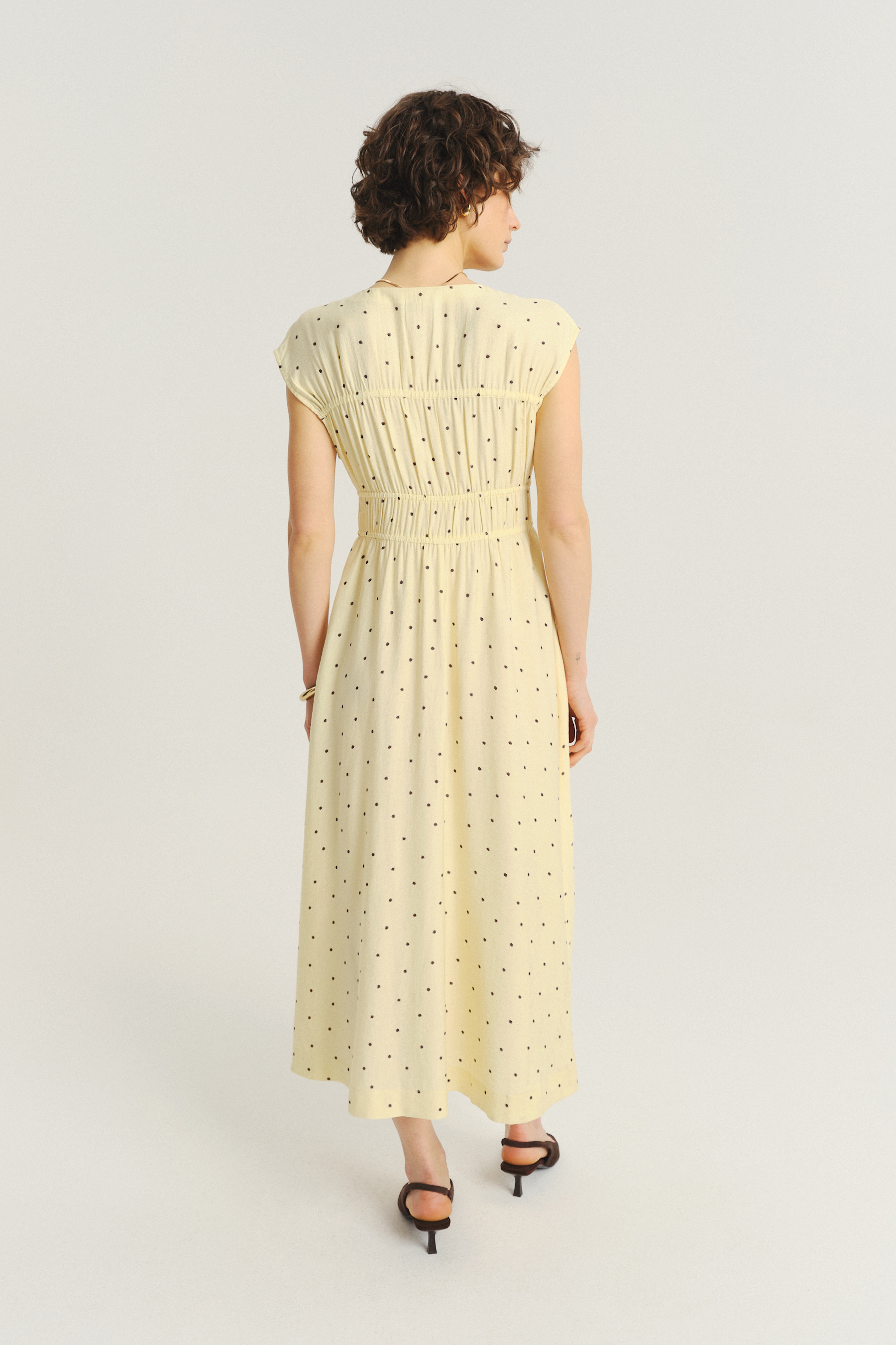 Masełkowa sukienka w drobne kropki