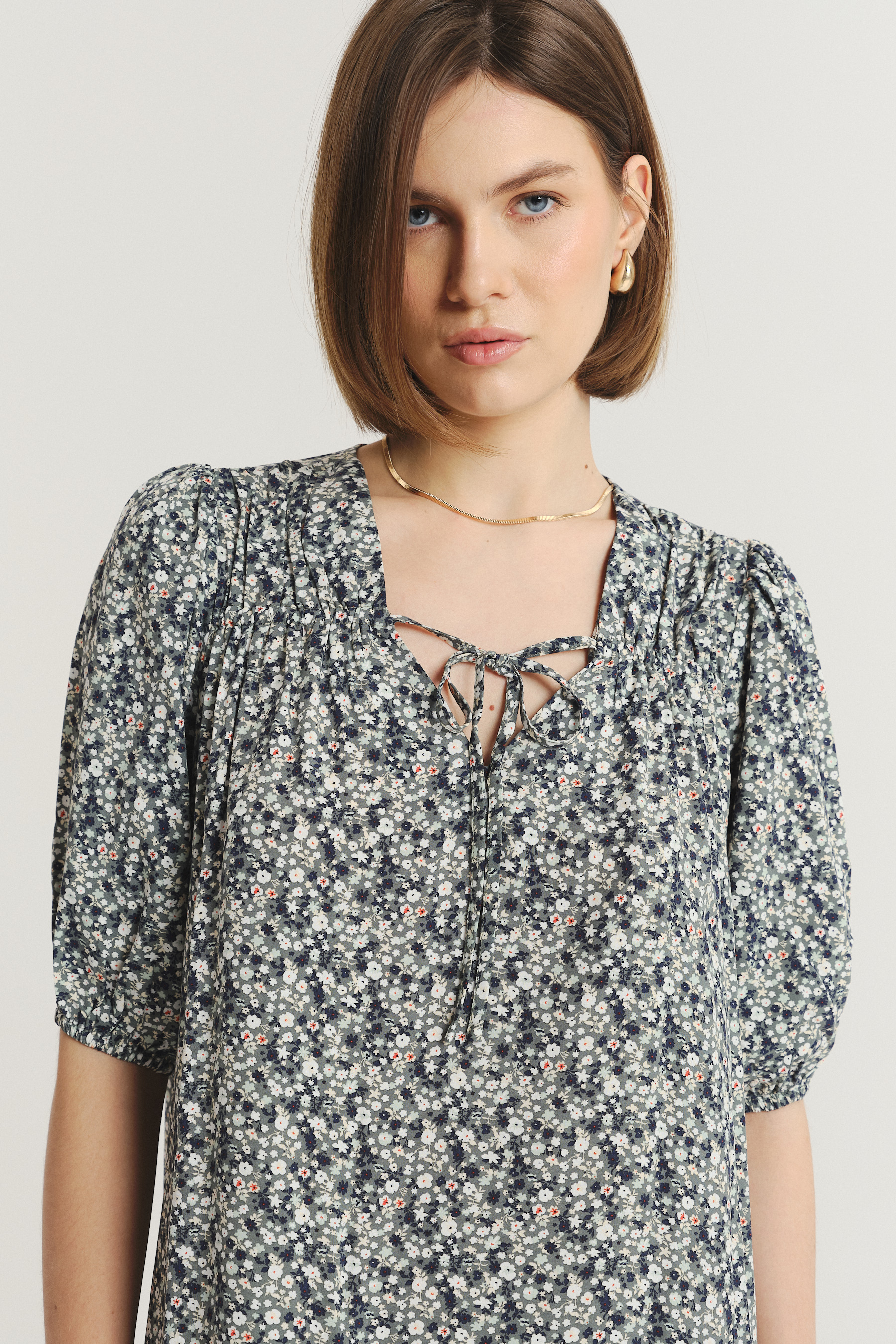 Luźna wiskozowa sukienka z nadrukiem typu łączka