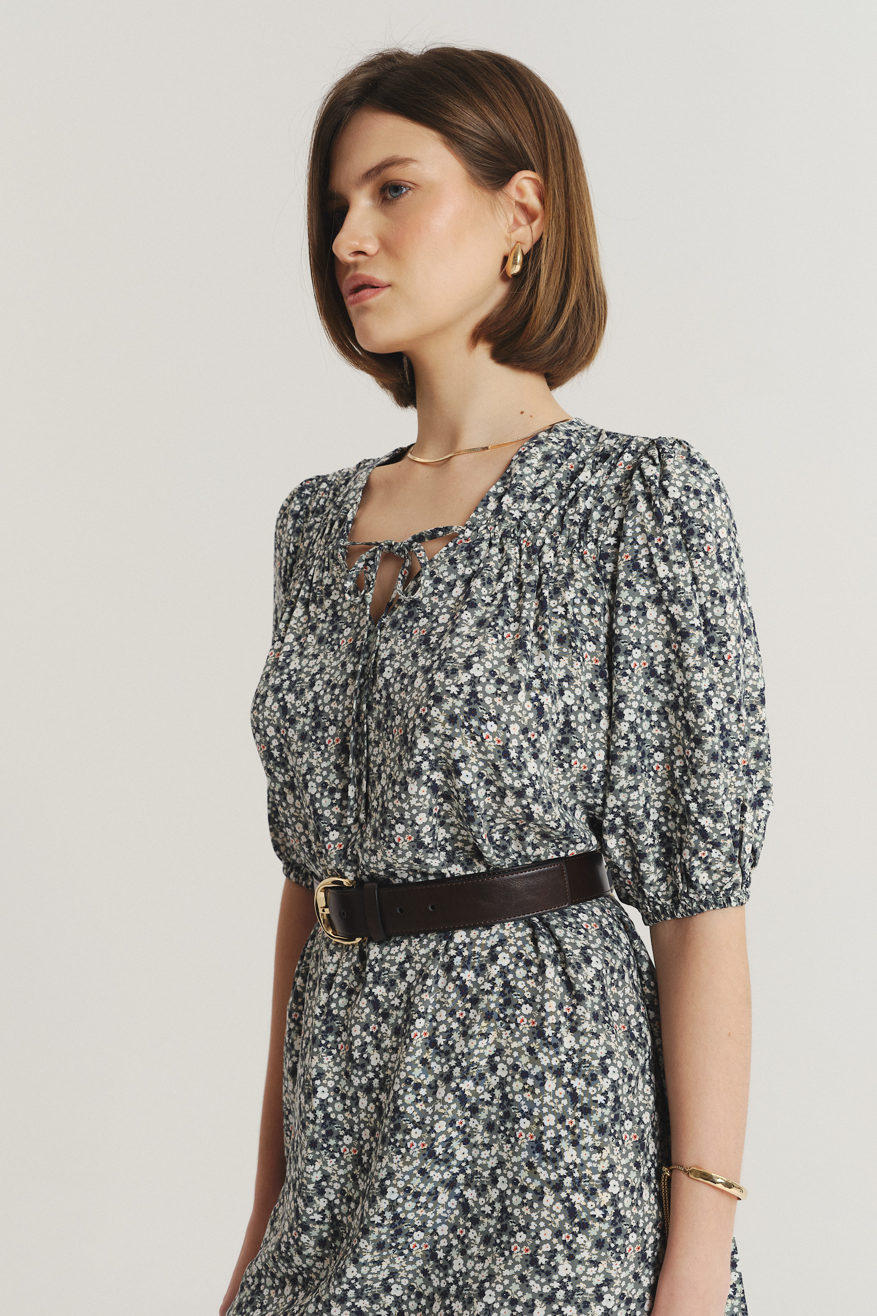 Luźna wiskozowa sukienka z nadrukiem typu łączka