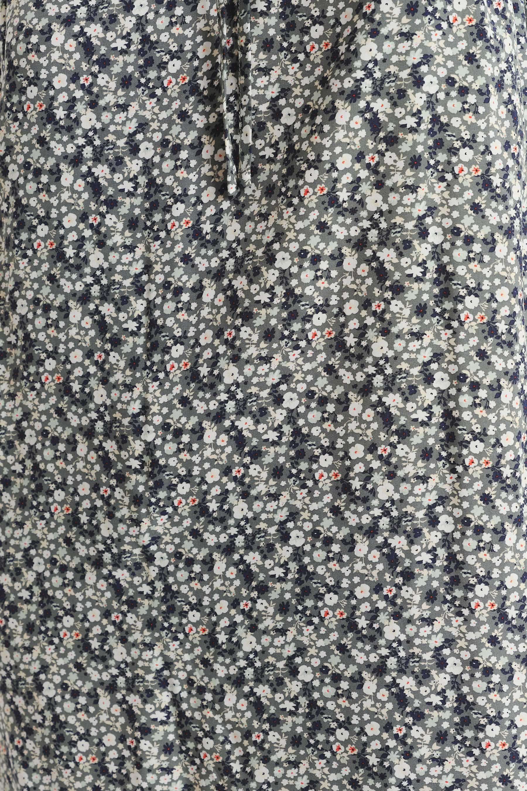 Luźna wiskozowa sukienka z nadrukiem typu łączka