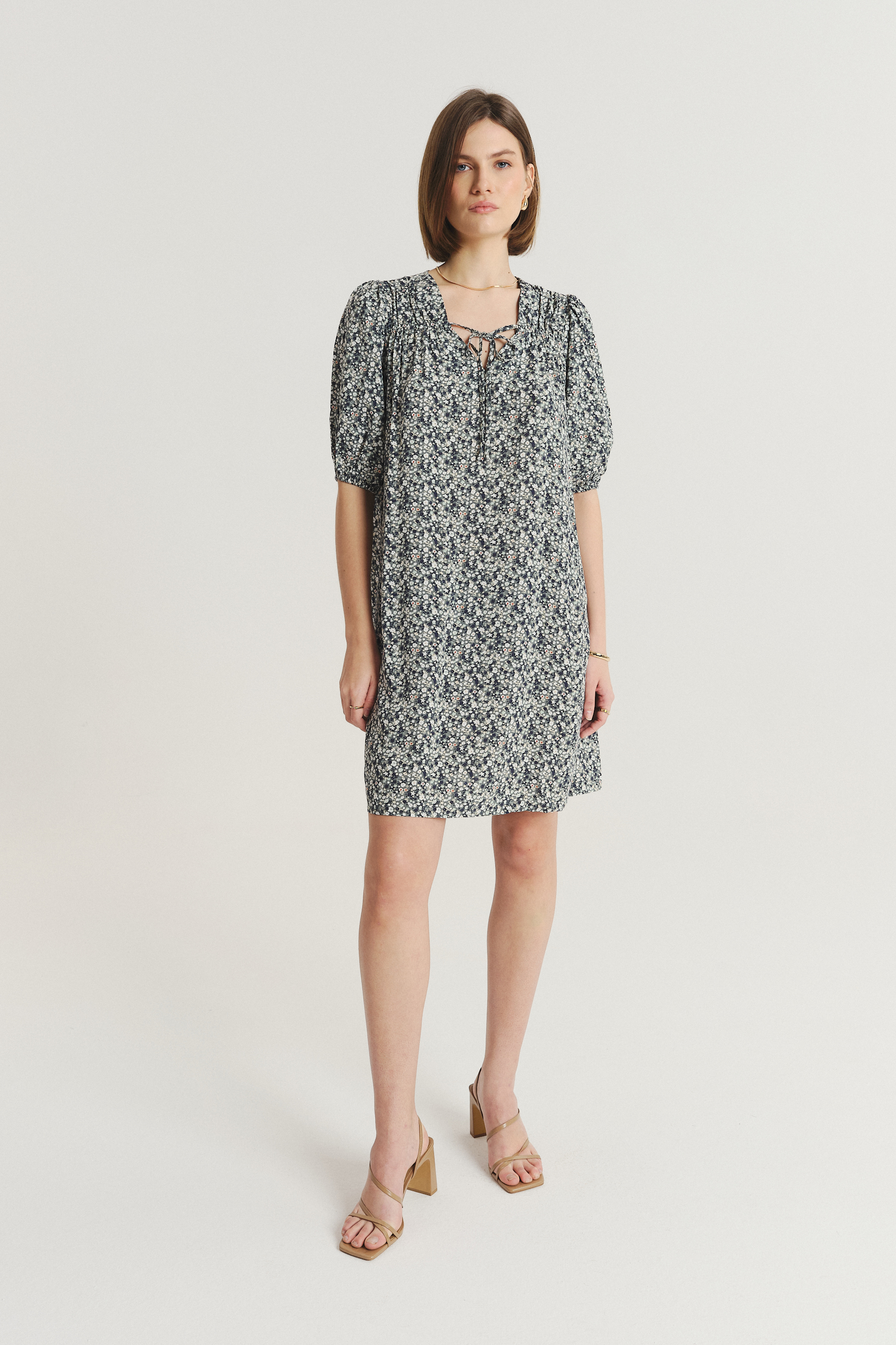 Luźna wiskozowa sukienka z nadrukiem typu łączka