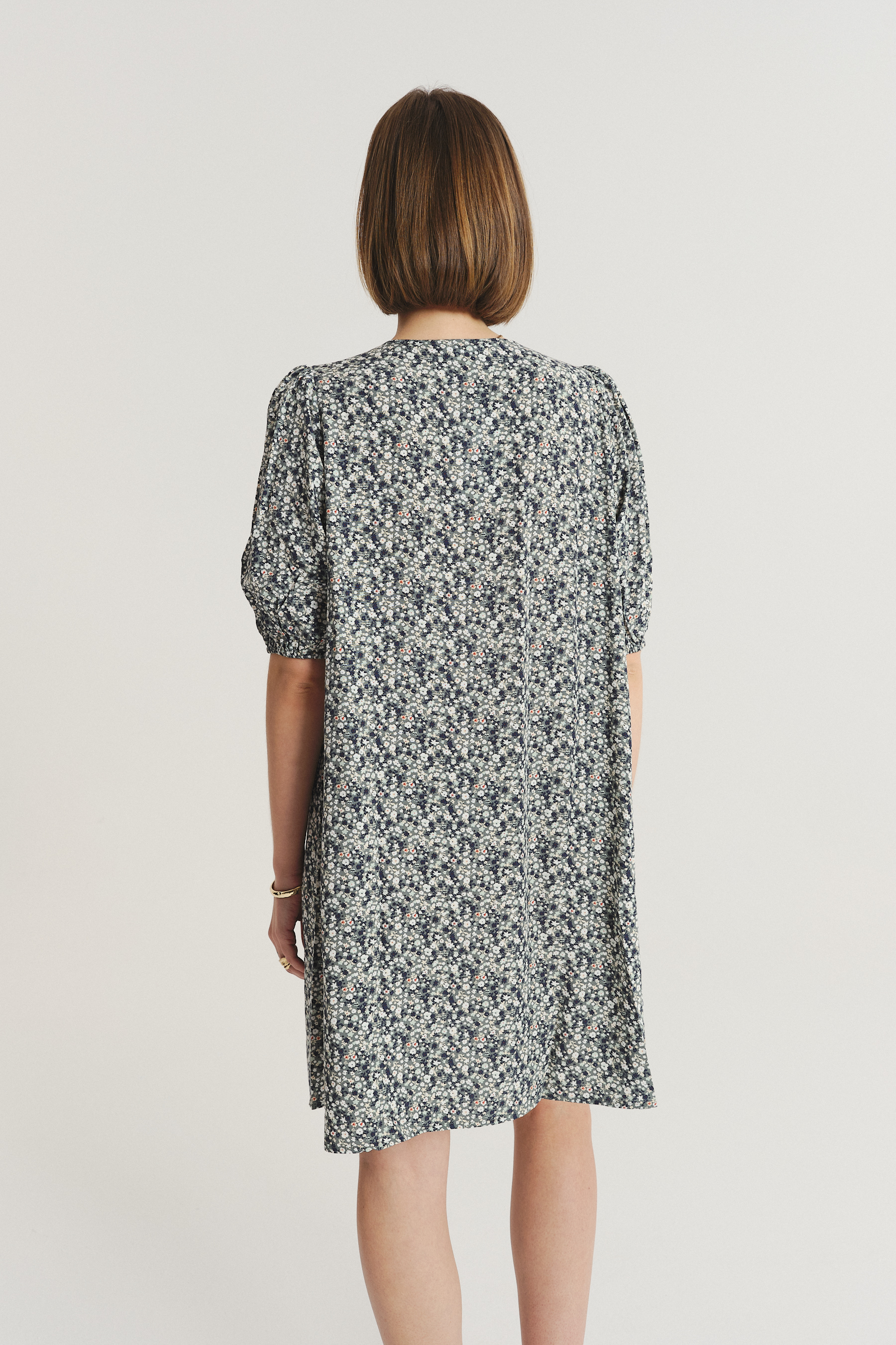 Luźna wiskozowa sukienka z nadrukiem typu łączka