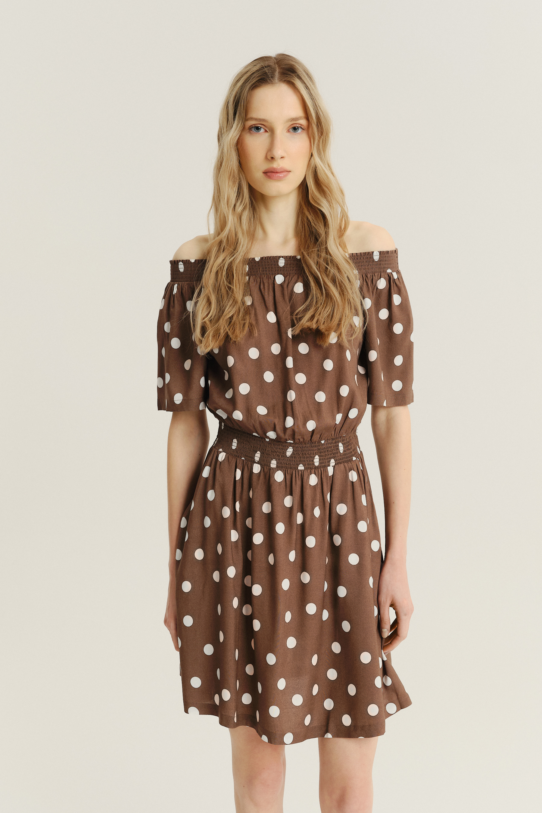 Brązowa sukienka z nadrukiem w groszki 