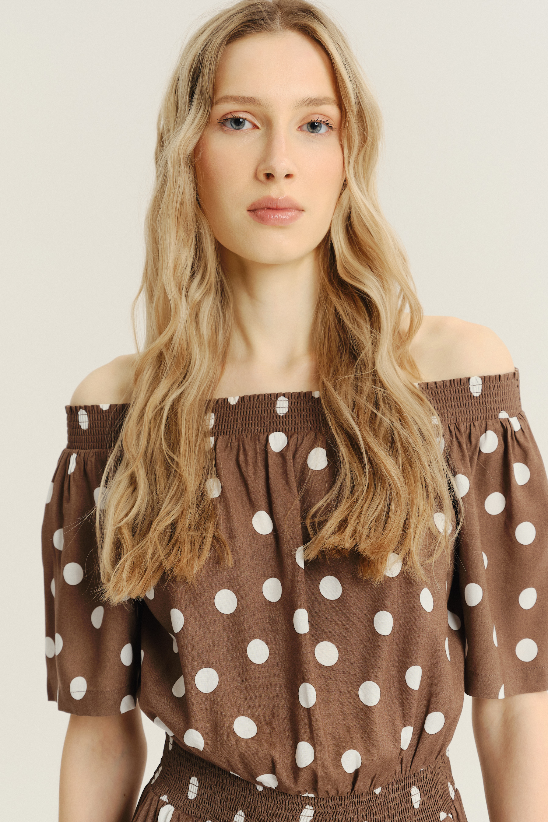 Brązowa sukienka z nadrukiem w groszki 