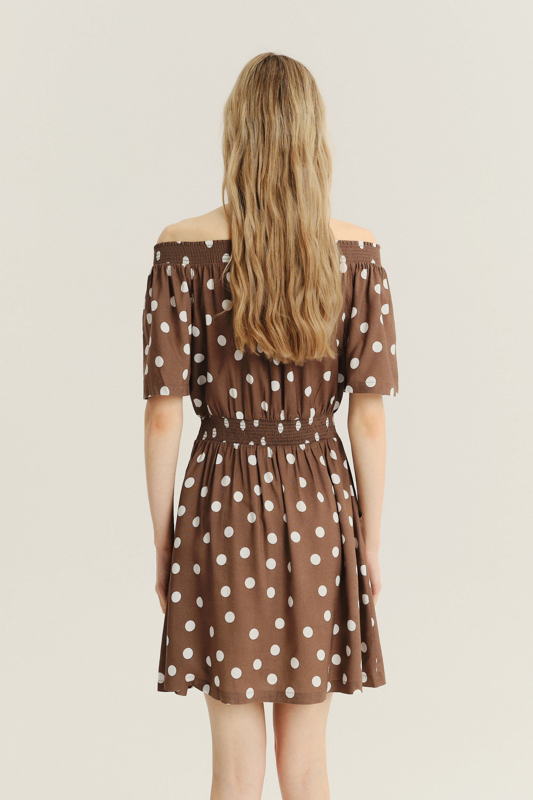 Brązowa sukienka z nadrukiem w groszki 