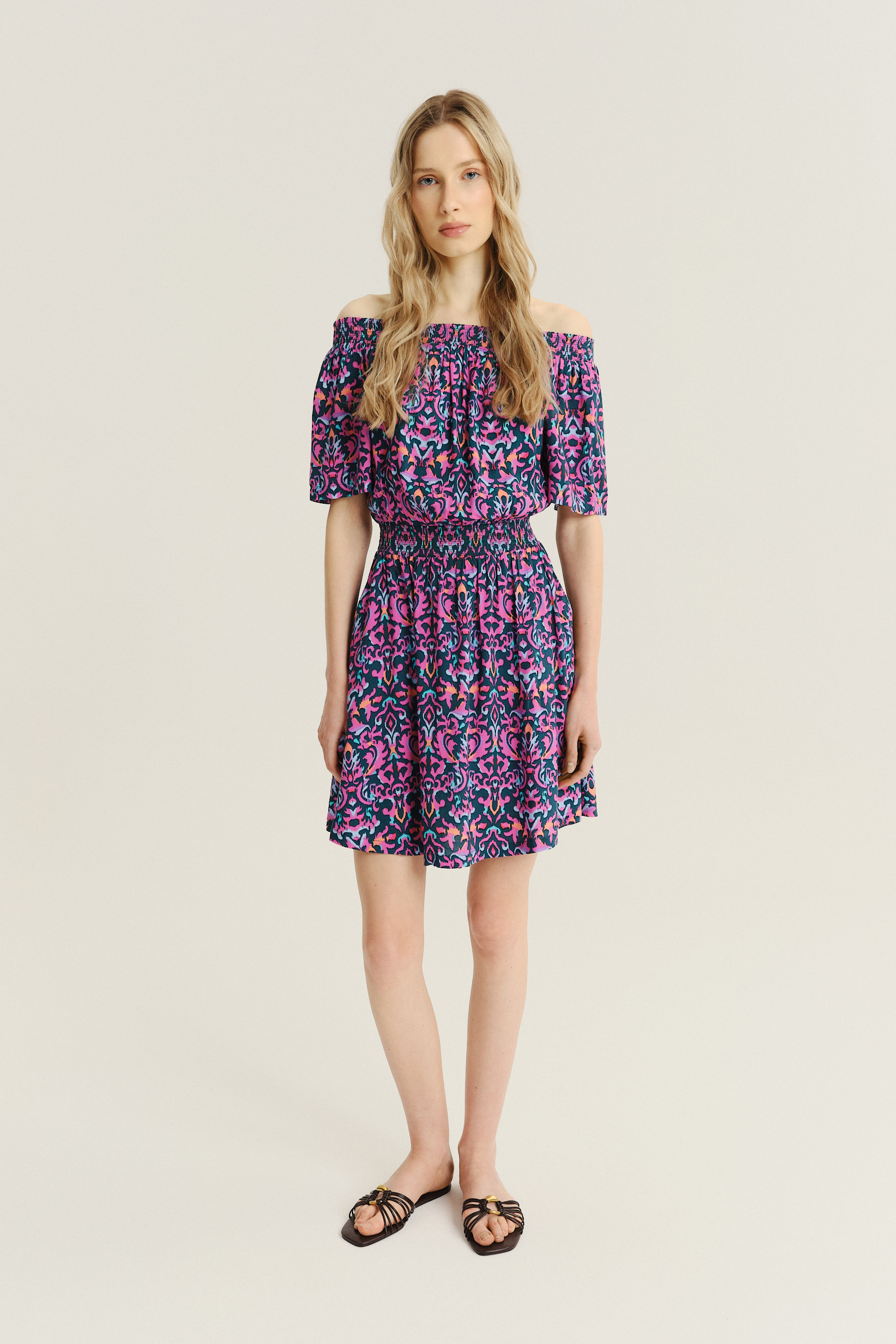 Multikolorowa sukienka z wzorem etno 