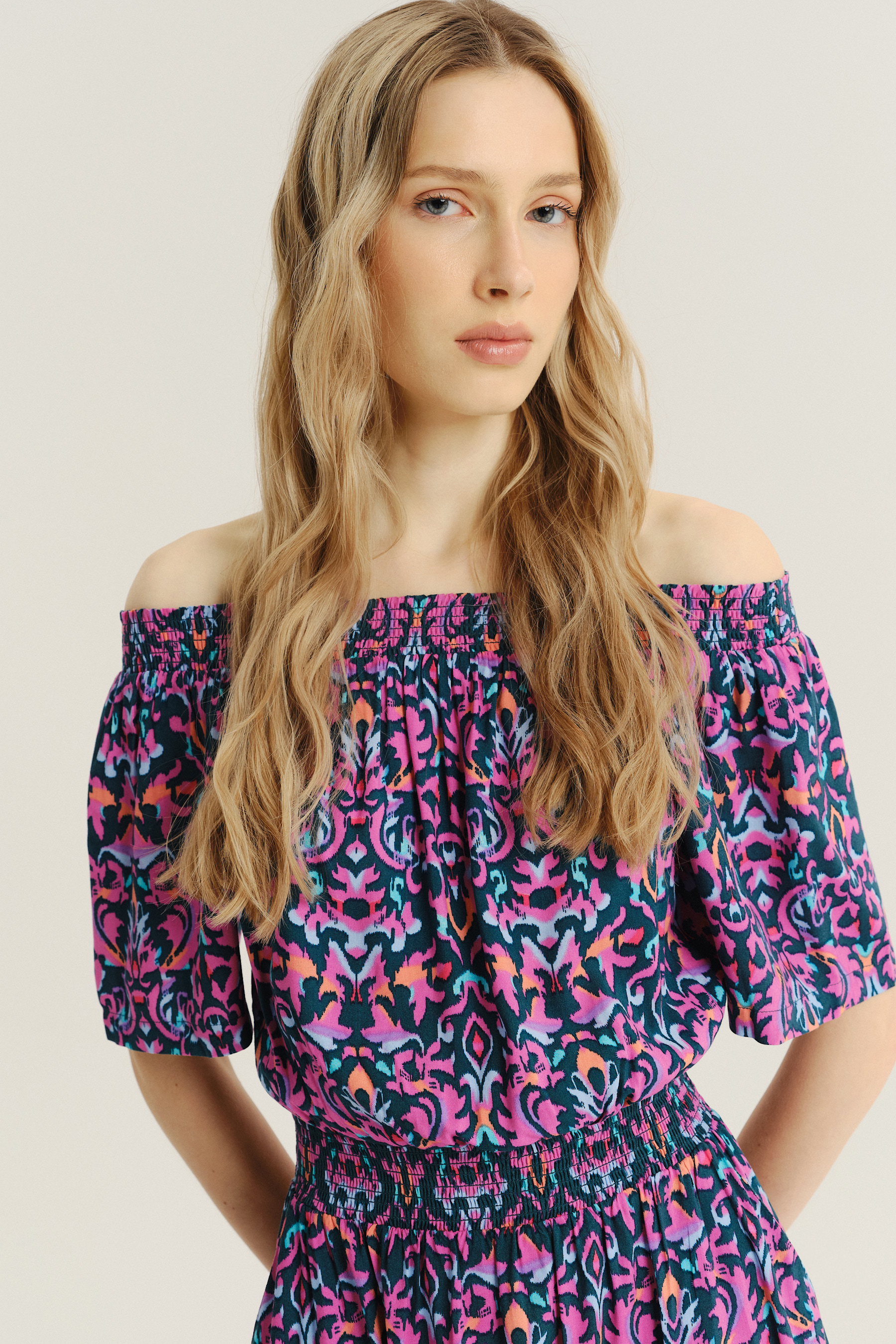 Multikolorowa sukienka z wzorem etno 