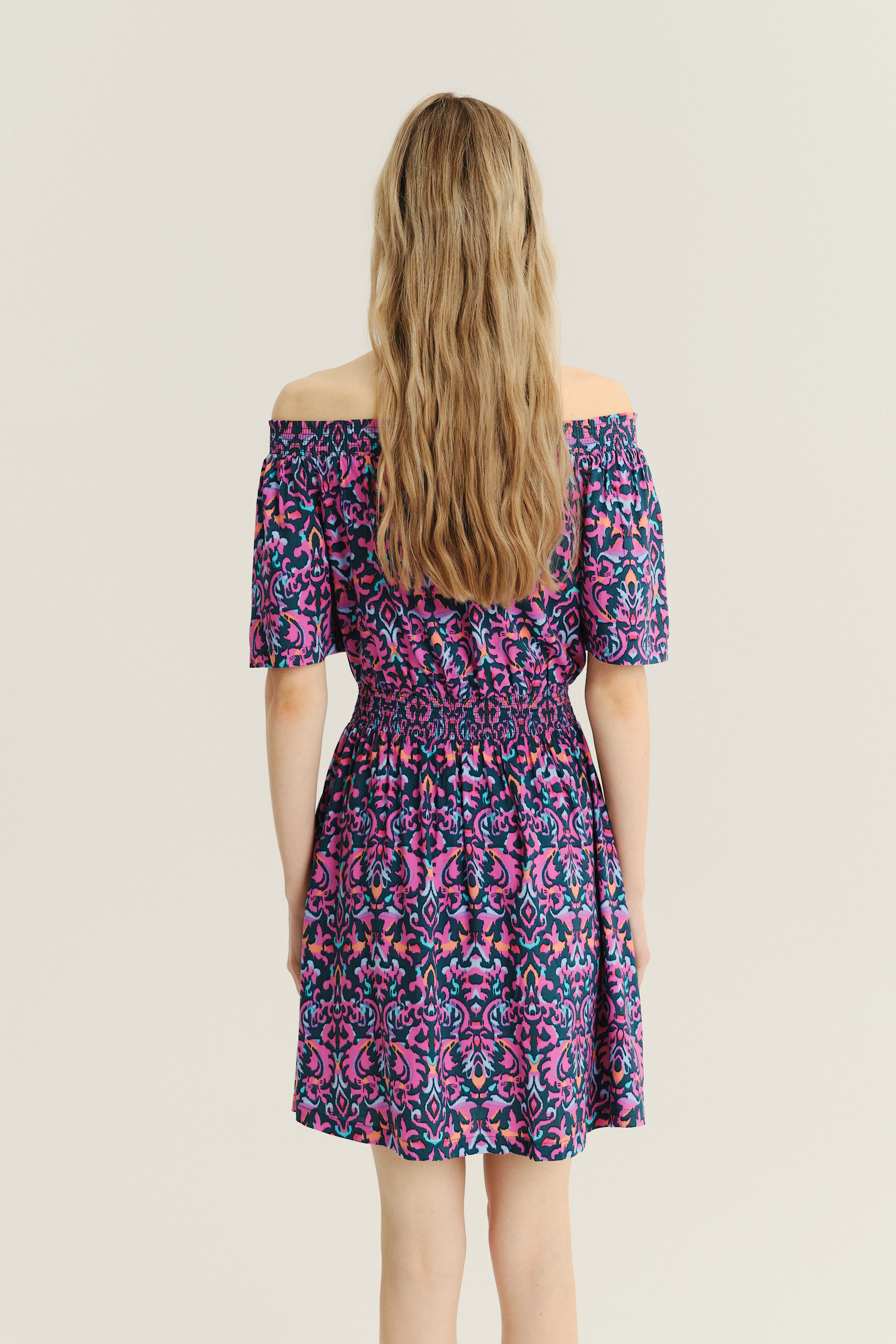 Multikolorowa sukienka z wzorem etno 