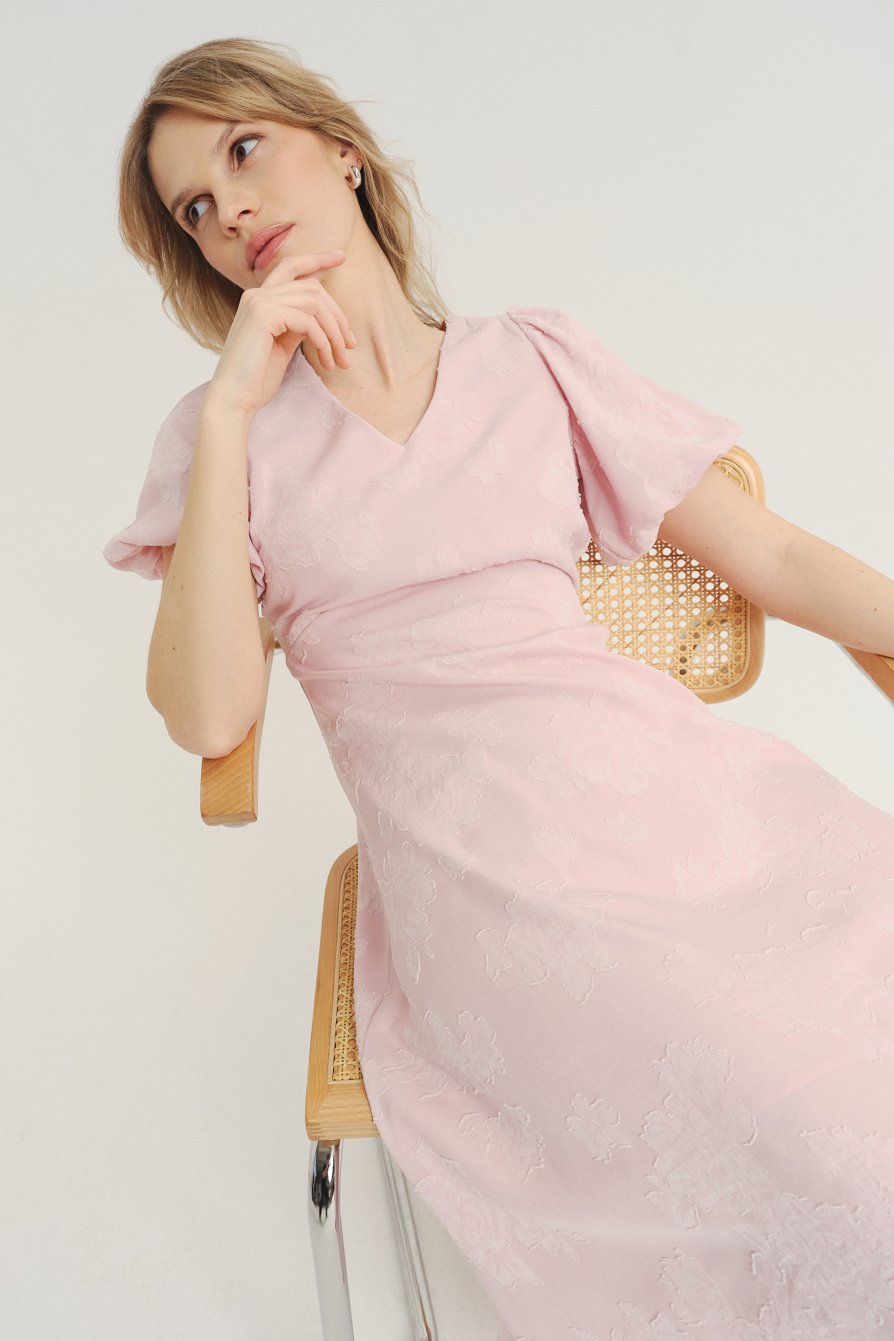 Subtelna jasnoróżowa sukienka midi