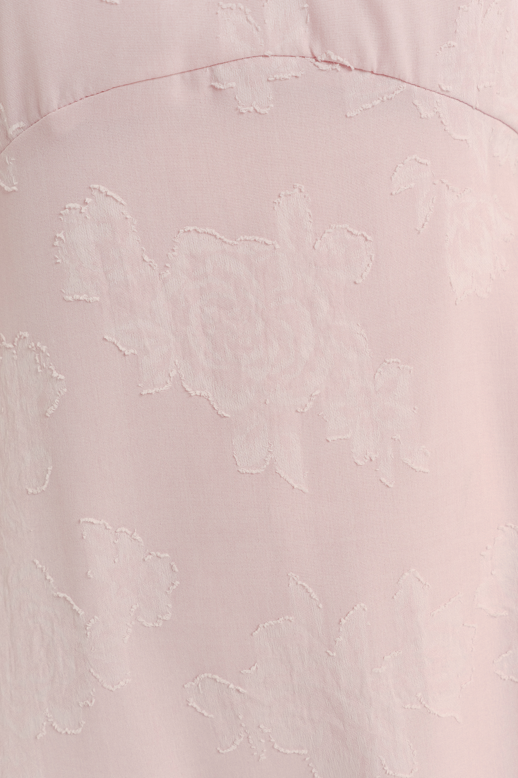 Subtelna jasnoróżowa sukienka midi