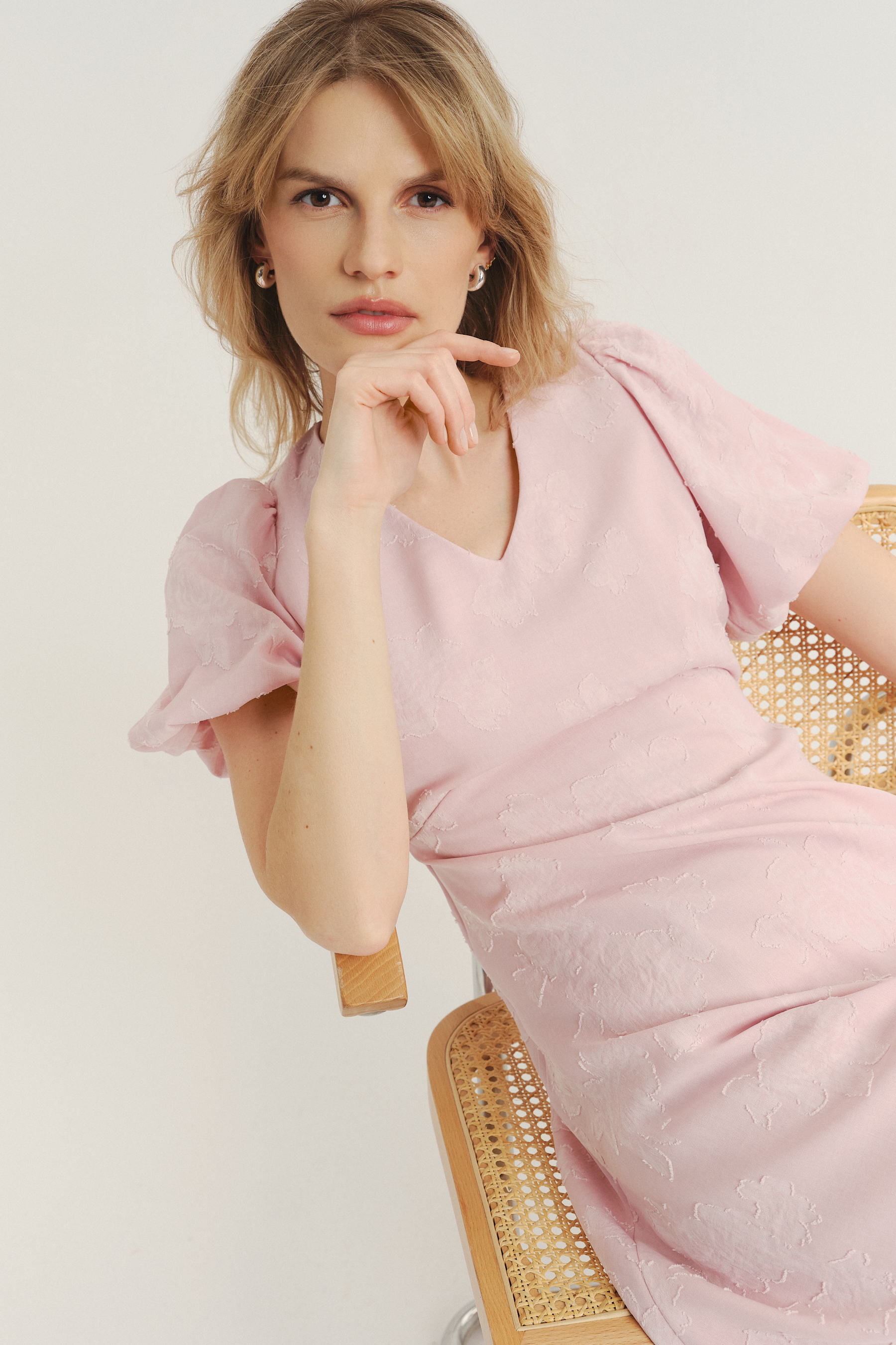 Subtelna jasnoróżowa sukienka midi